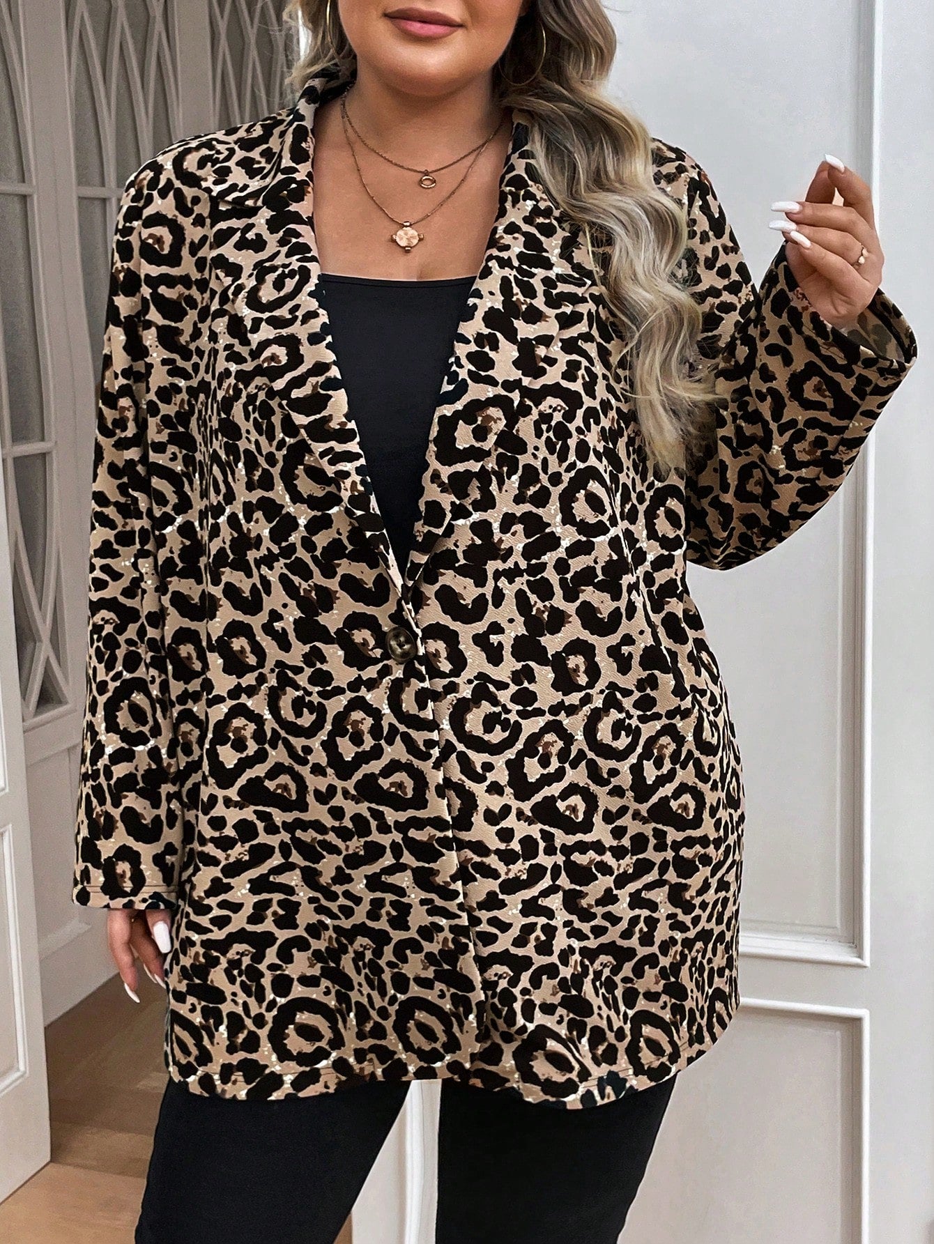 سترة نسائية بطية بطبعة الفهد مفتوحة من الأمام بمقاس زائد