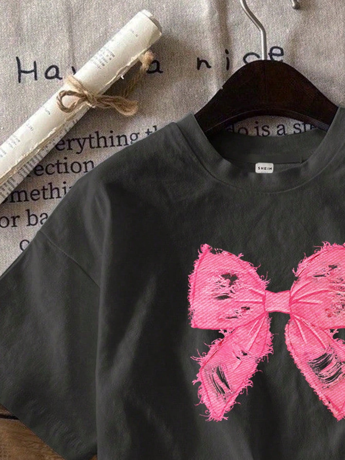 تي شيرت نسائي قصير الأكمام بتصميم فضفاض ملائم للصيف مصنوع من خليط قطن، لون رمادي مع طبعة وشريط زخرفي وردي اللون، تصميم بسيط وعادي