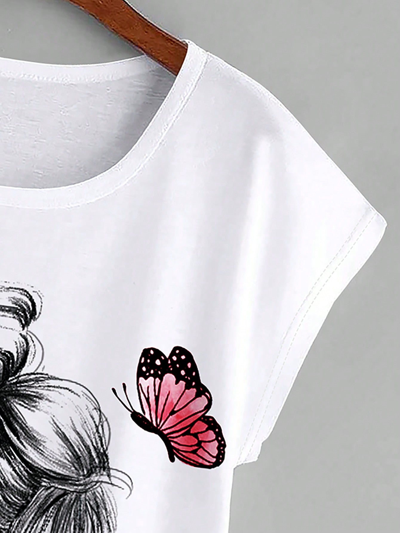 تي شيرت نسائي برقبة دائرية وتصميم فضفاض برسوم توضيحية/ نمط