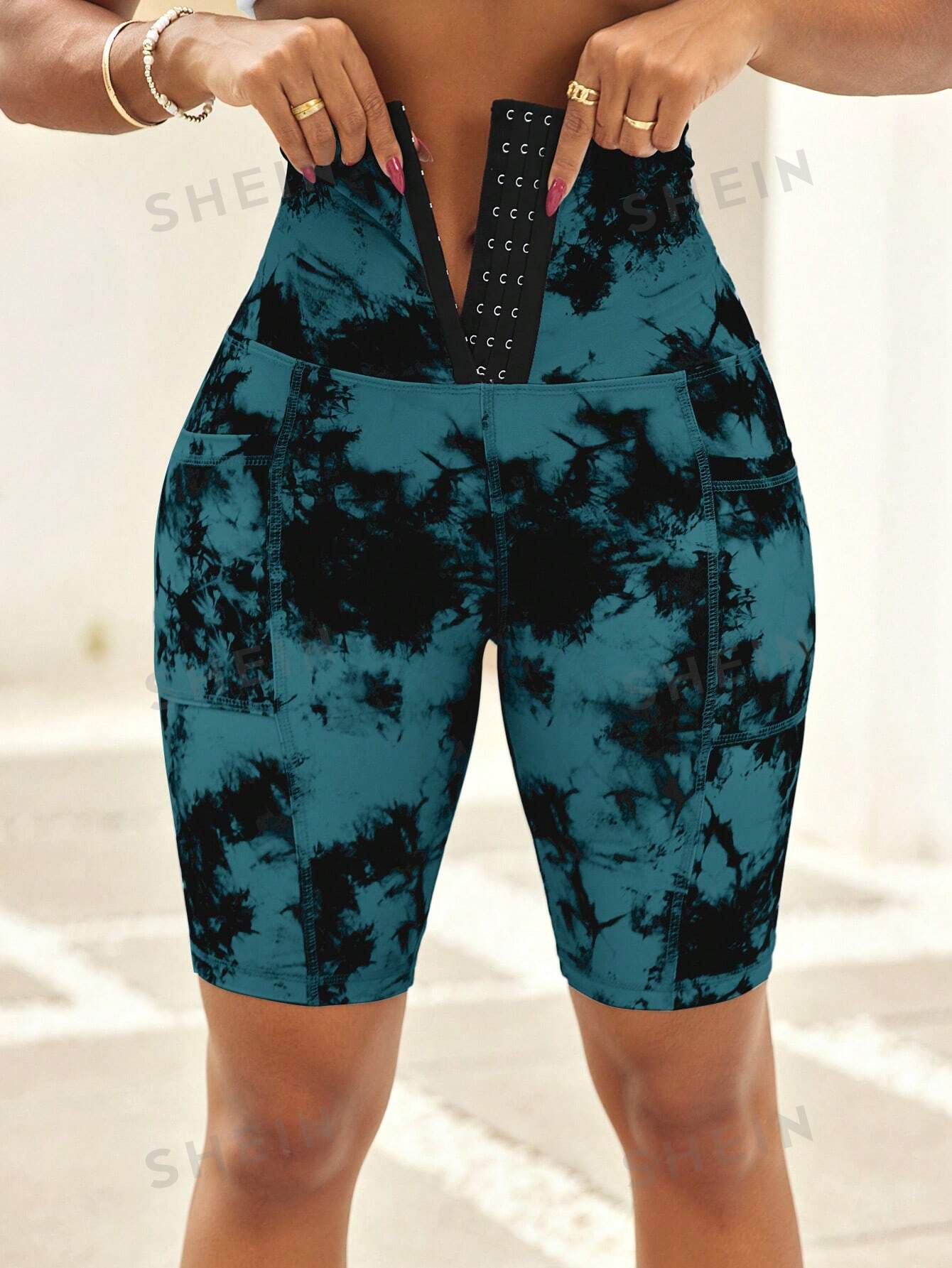 ليقنز نسائية