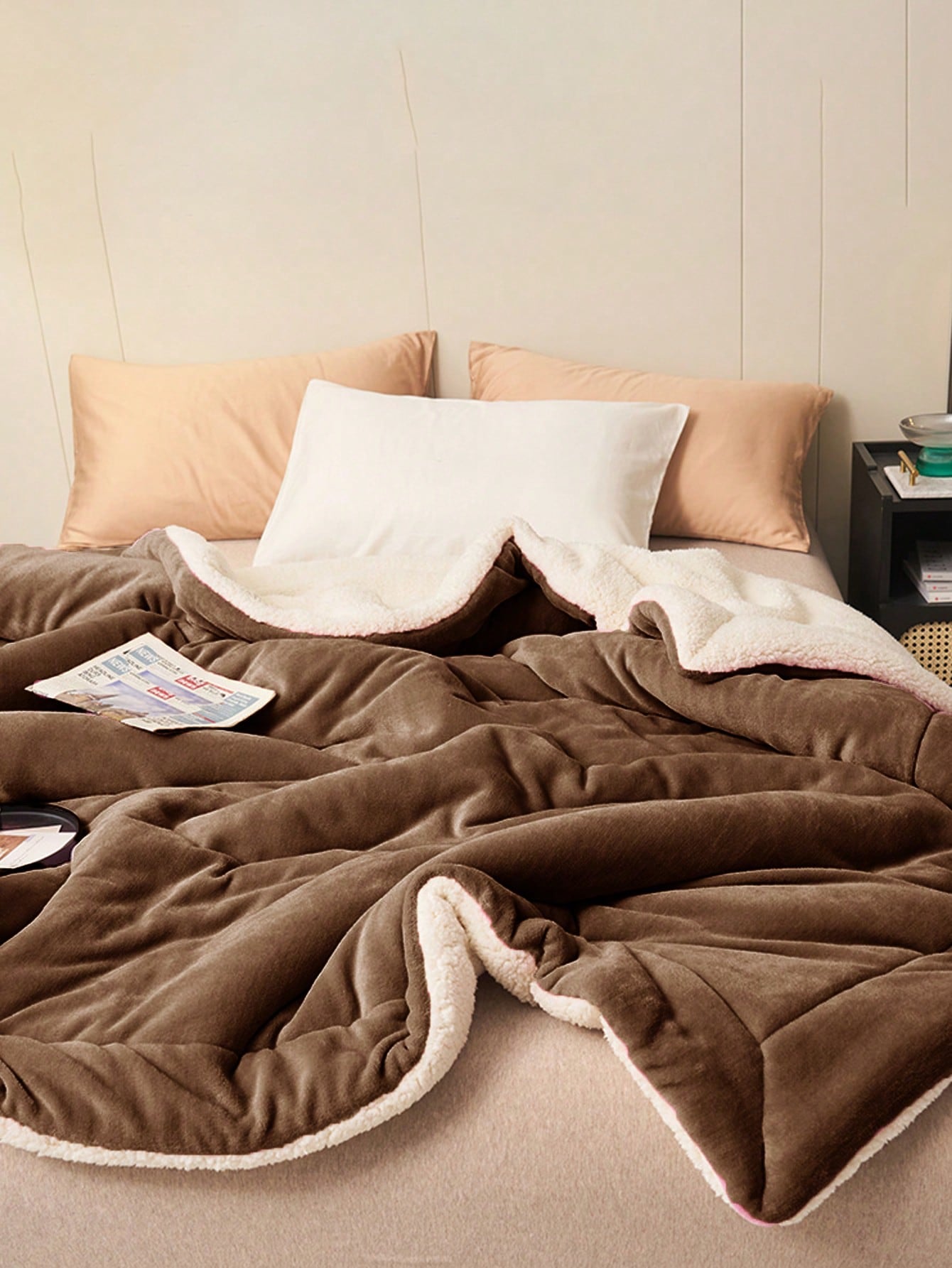 بطانية ناعمة وسميكة من الفليس بلون قهوة داكن ومحلب