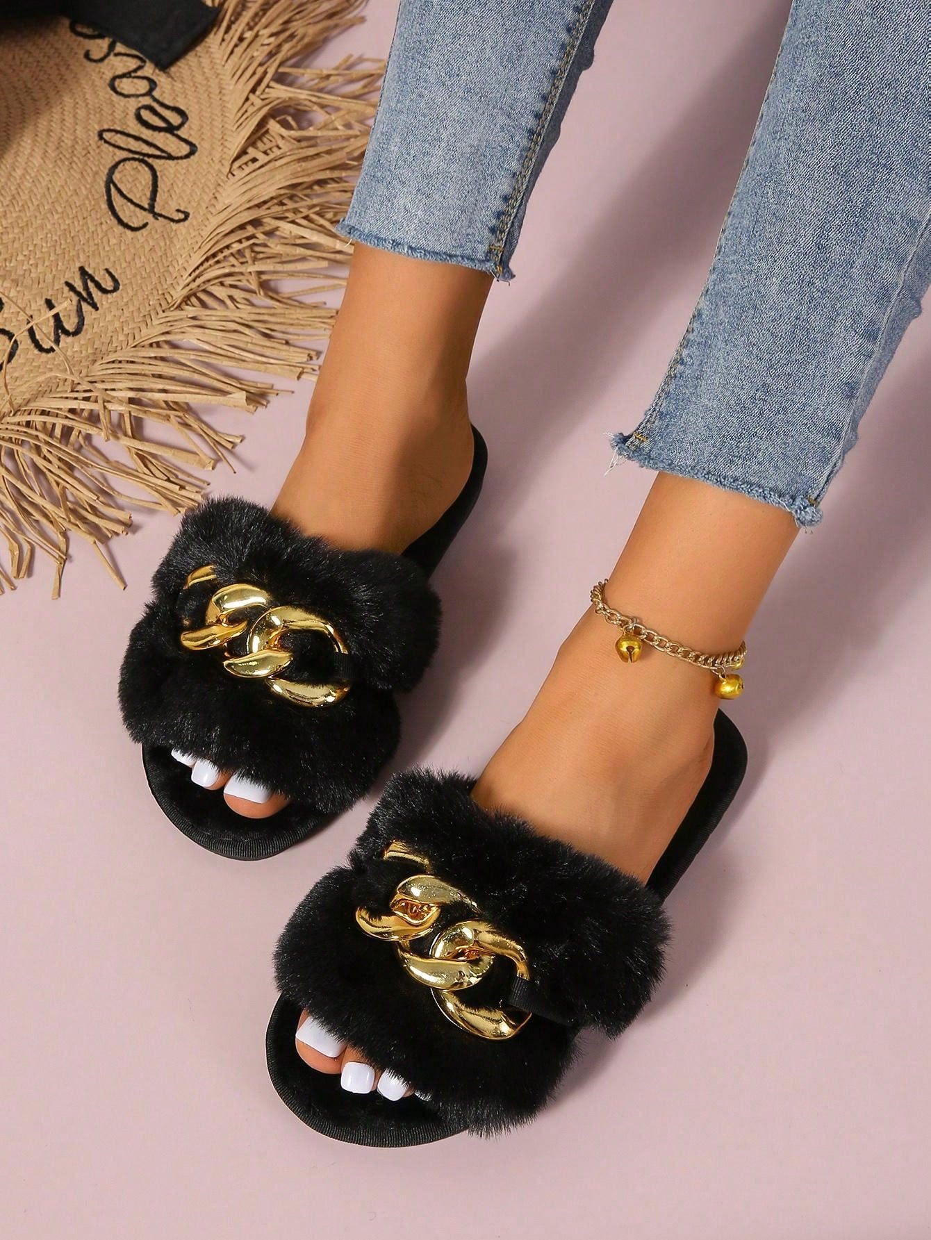 الشبشب الفضفاض السهل الارتداء للنساء مفتوح الأصبع مع زخرفة السلسلة