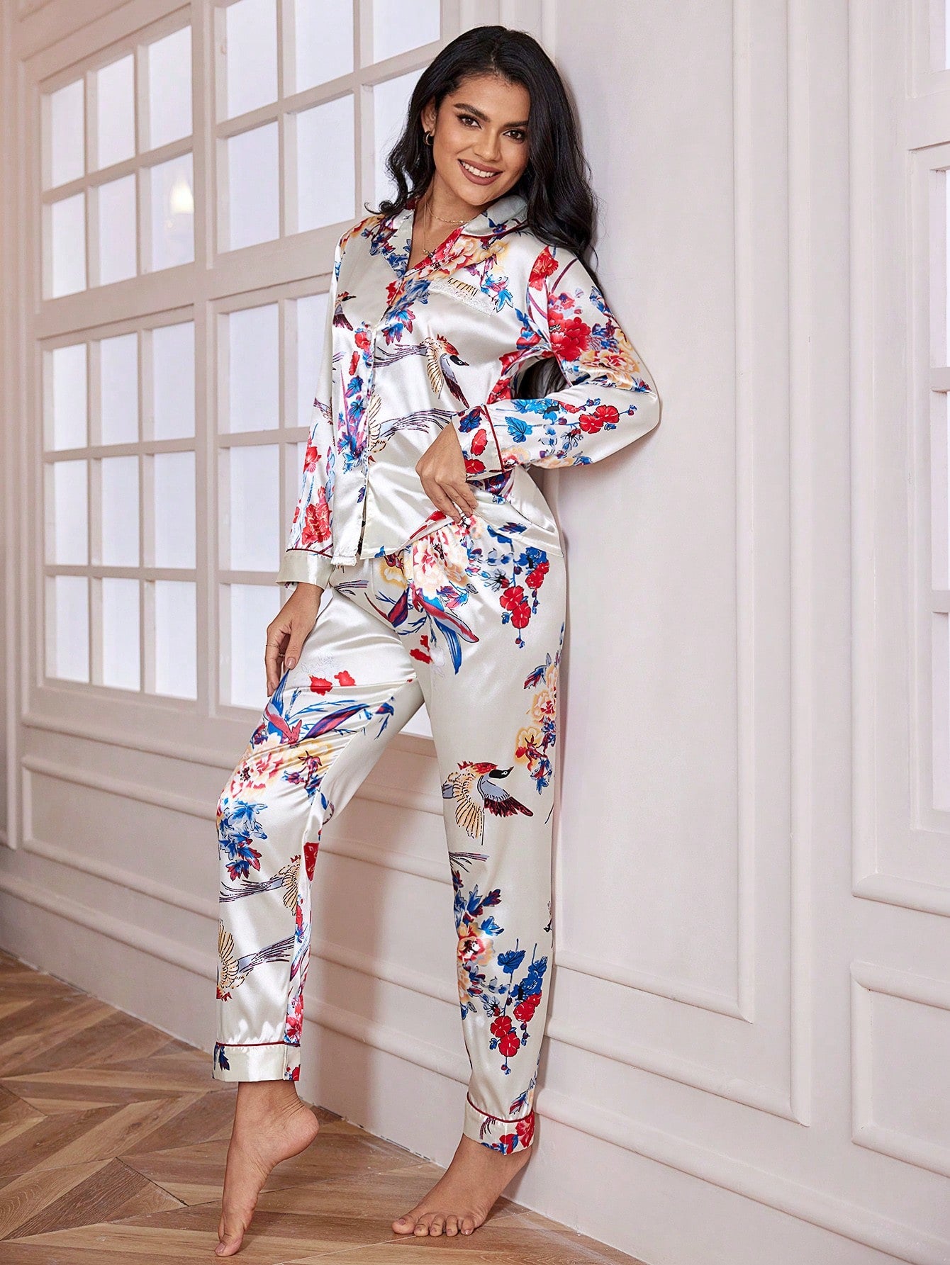 طقم بيجامات/ مجموعة بيجامات من الساتان بطباعة الأزهار والطيور