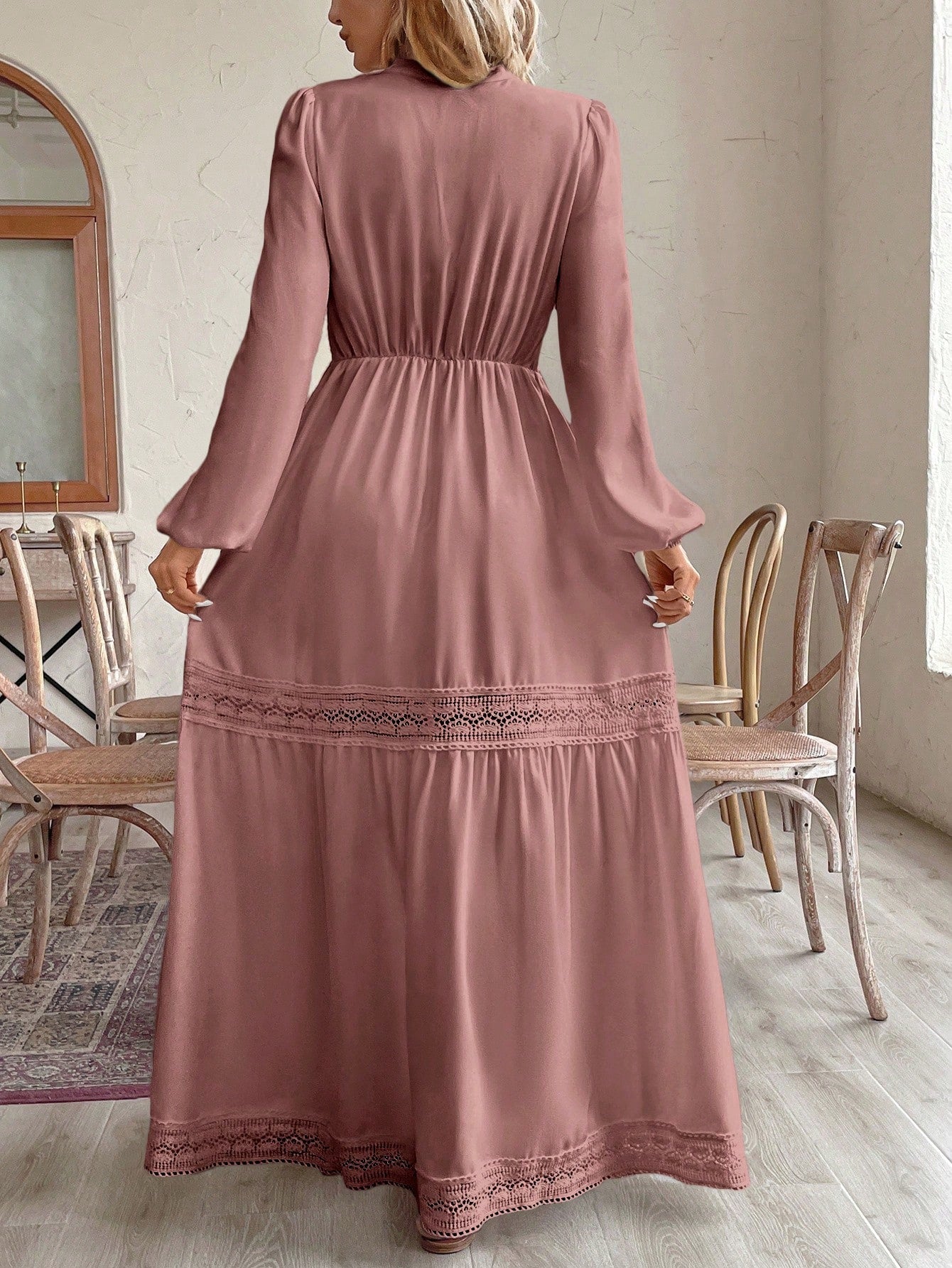 فستان كاجوال نسائي لأوقات الإجازات بأكمام فوانيس ورقبة مخدودة وتراكب دانتيل بلون سادة