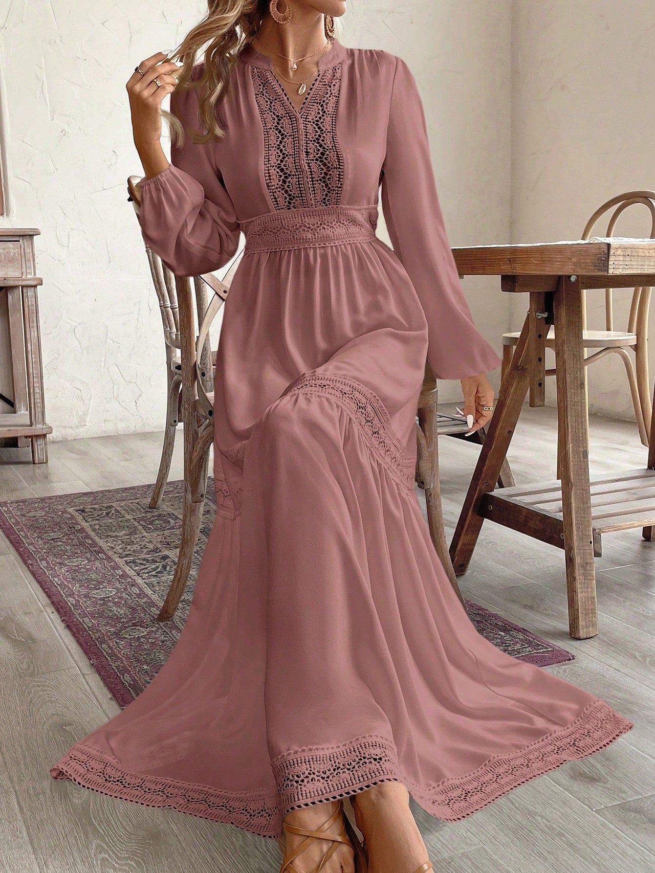 فستان كاجوال نسائي لأوقات الإجازات بأكمام فوانيس ورقبة مخدودة وتراكب دانتيل بلون سادة