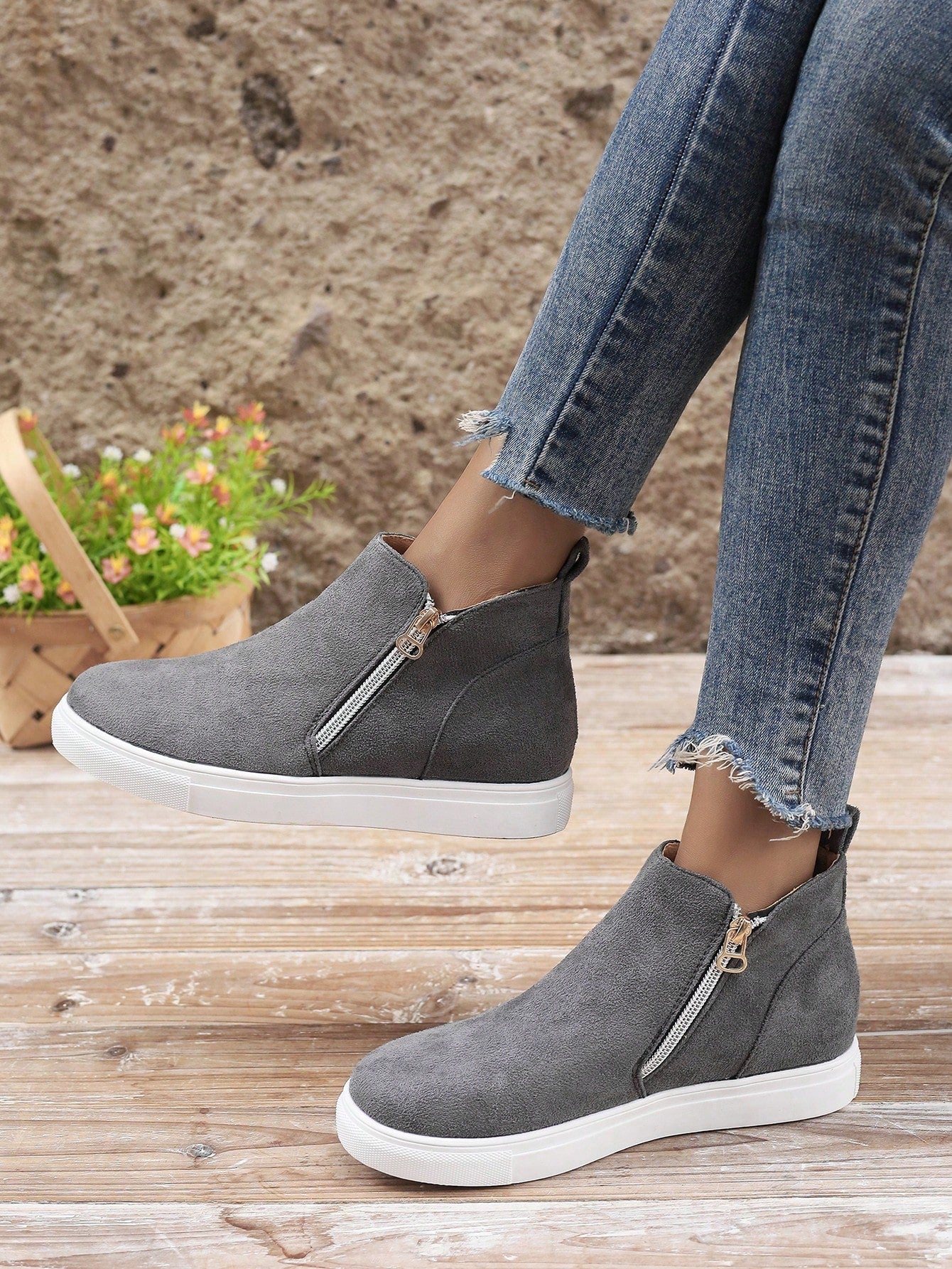 بوت كاحل كاجوال للنساء مقاس كبير مع كعب منصة ويدج عالي وسحاب جانبي وأصابع قدم مستديرة