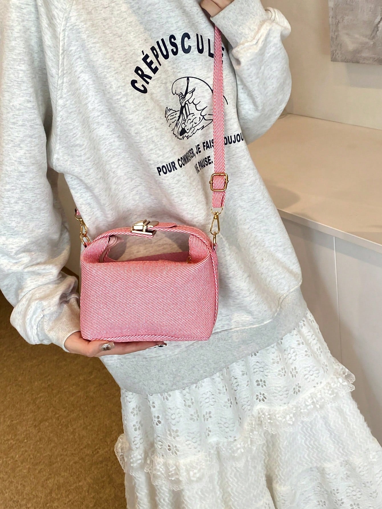 حقيبة دلو عصرية للنساء، حقيبة كتف غير رسمية صغيرة جديدة لصيف 2024، حقيبة كروس عصرية