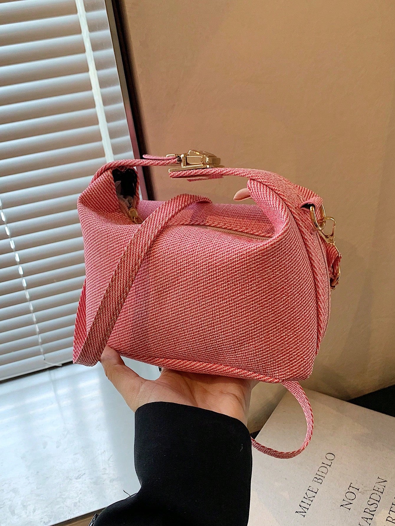 حقيبة دلو عصرية للنساء، حقيبة كتف غير رسمية صغيرة جديدة لصيف 2024، حقيبة كروس عصرية