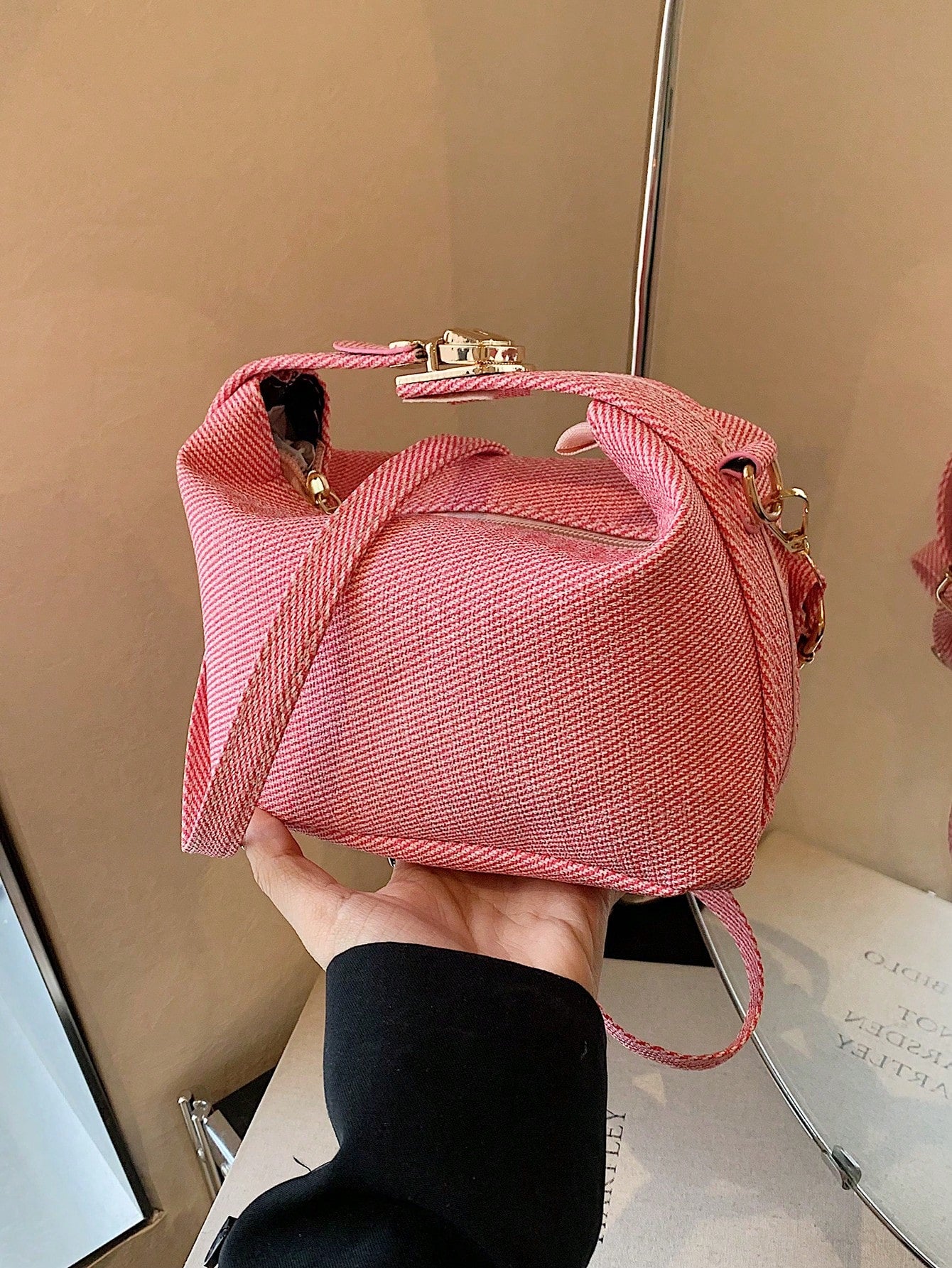 حقيبة دلو عصرية للنساء، حقيبة كتف غير رسمية صغيرة جديدة لصيف 2024، حقيبة كروس عصرية