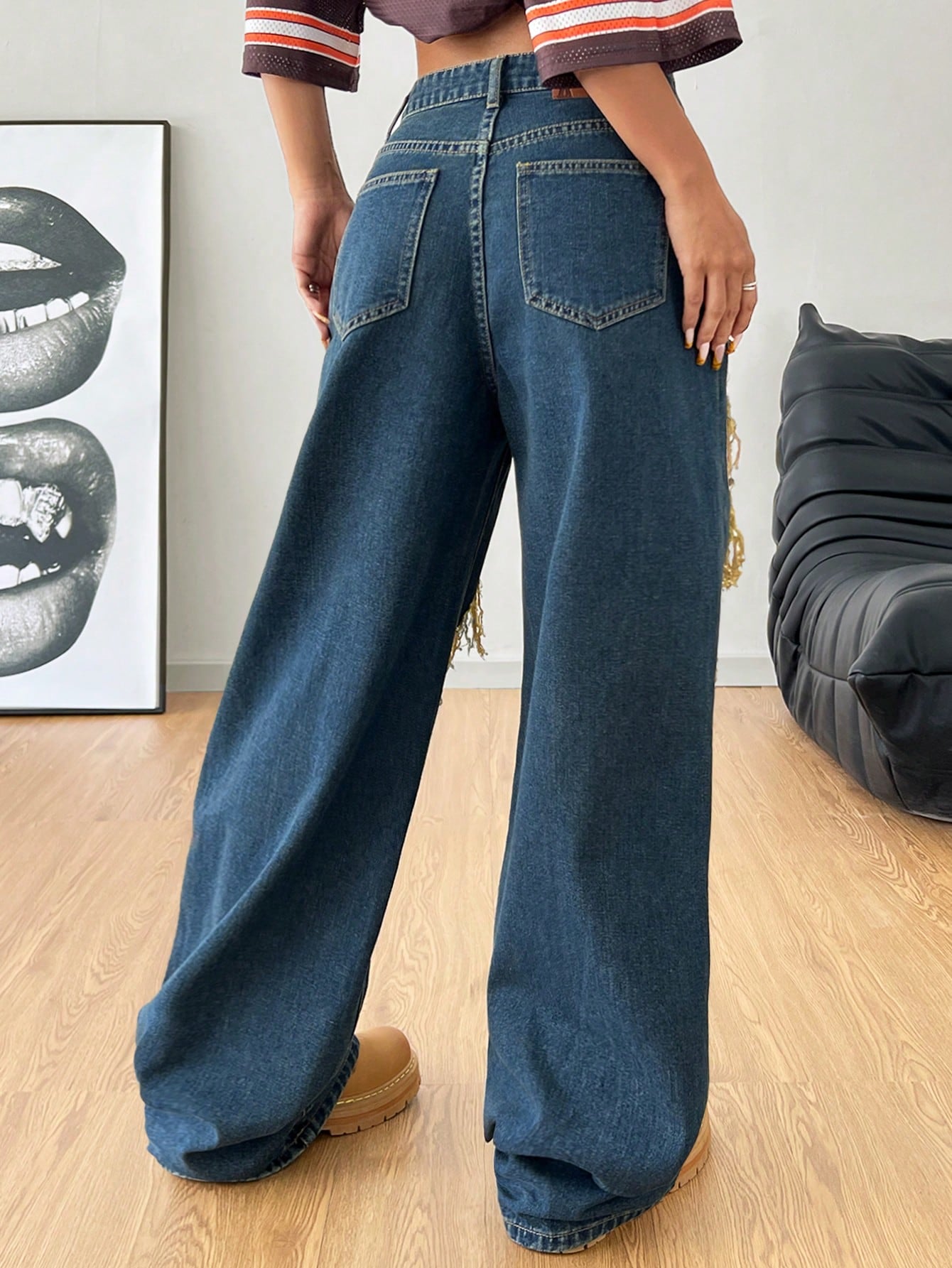 جينز كاجوال من الدنيم مع جيب مزين بتصميم مشوه بصورة أنيقة