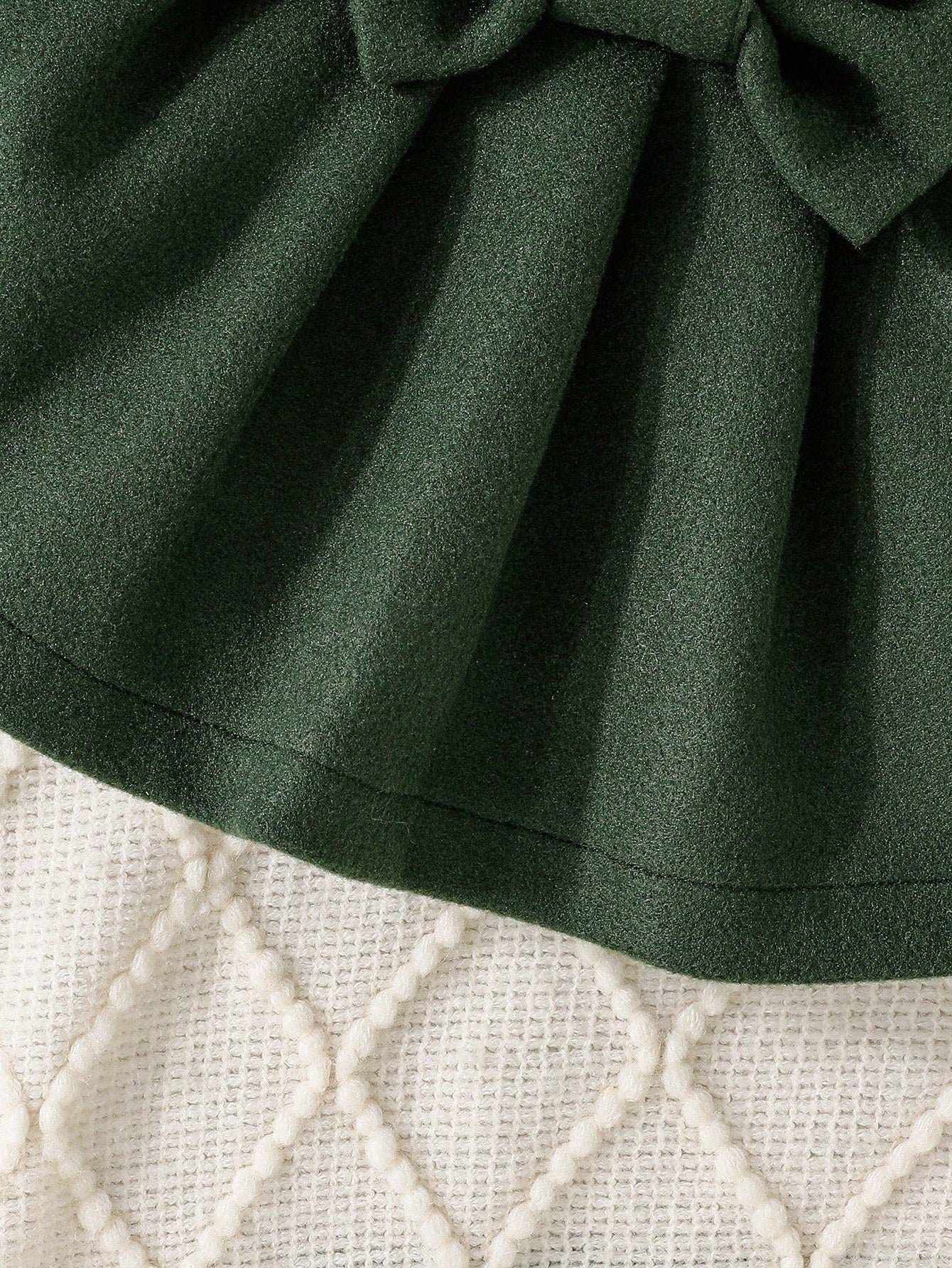 مجموعة تحتوي على ملابس علوية طويلة مزينةلأكمام  جاكيت بأزرار بلا أكمام في الأمام، وتنورة