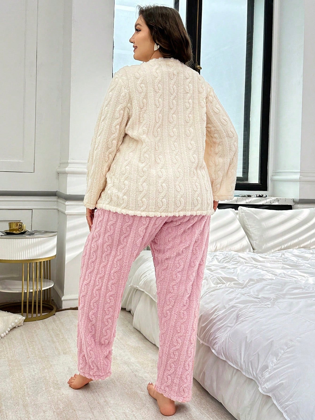 طقم كاجوال دافئ للمقاسات الكبيرة مكون من ملابس علوية مطرز مبطن بالنعومة بلون المشمش وبنطال وردي، 2 قطعة