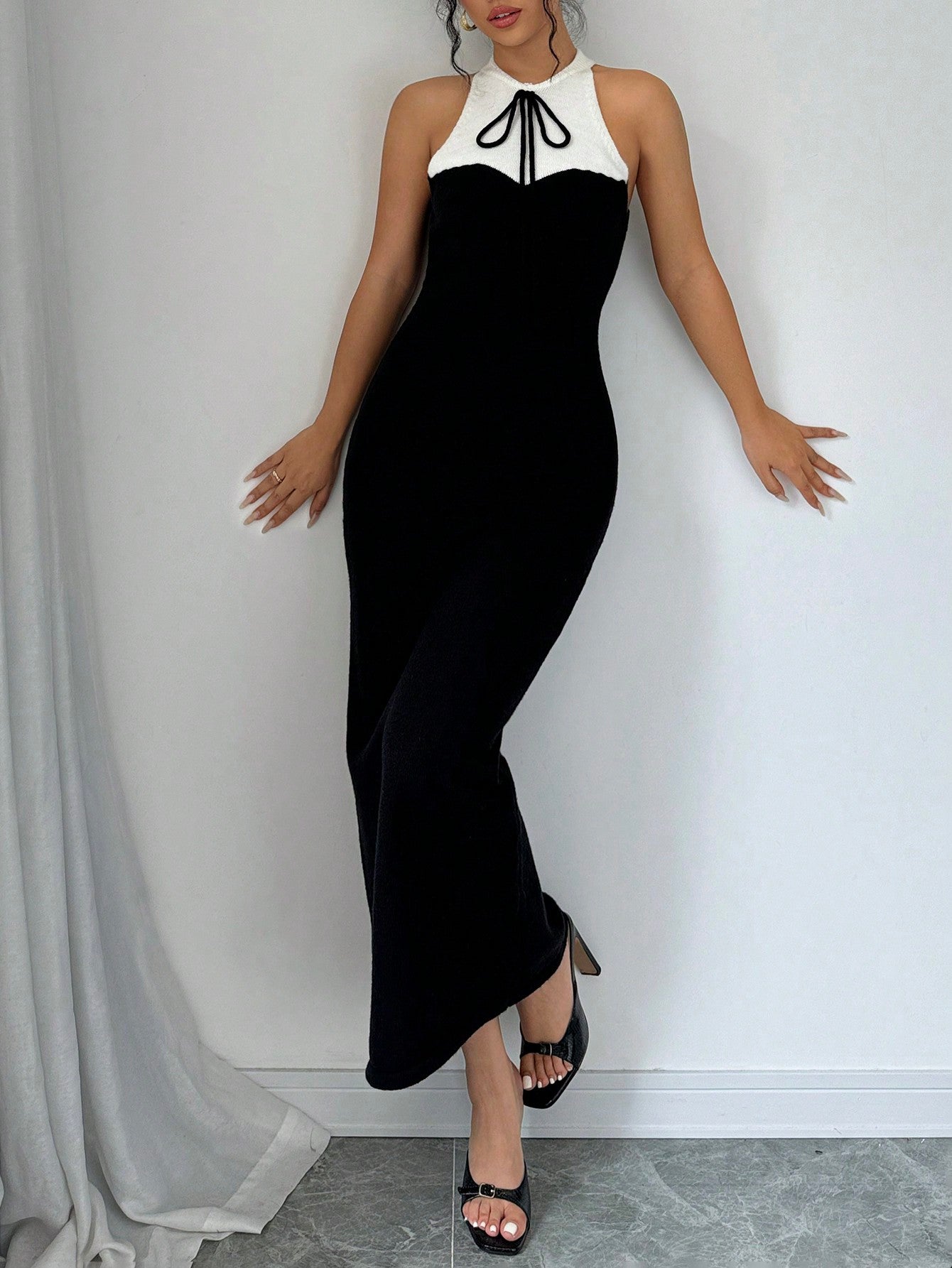 فستان السويتر المحبوك أنيق مناسب تنفيذ مربعات الألوان أبيض وأسود مع ربطة الخصر للنساء