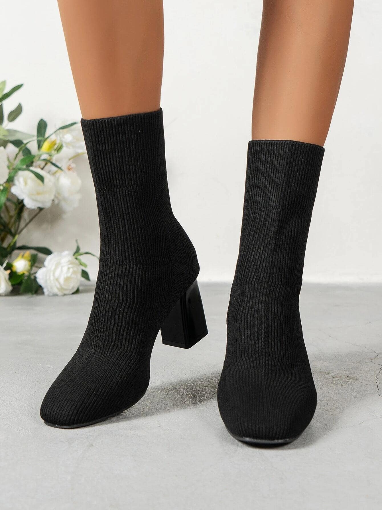 بوت غربية ذات كعب سميك مربعة الرأس للنساء