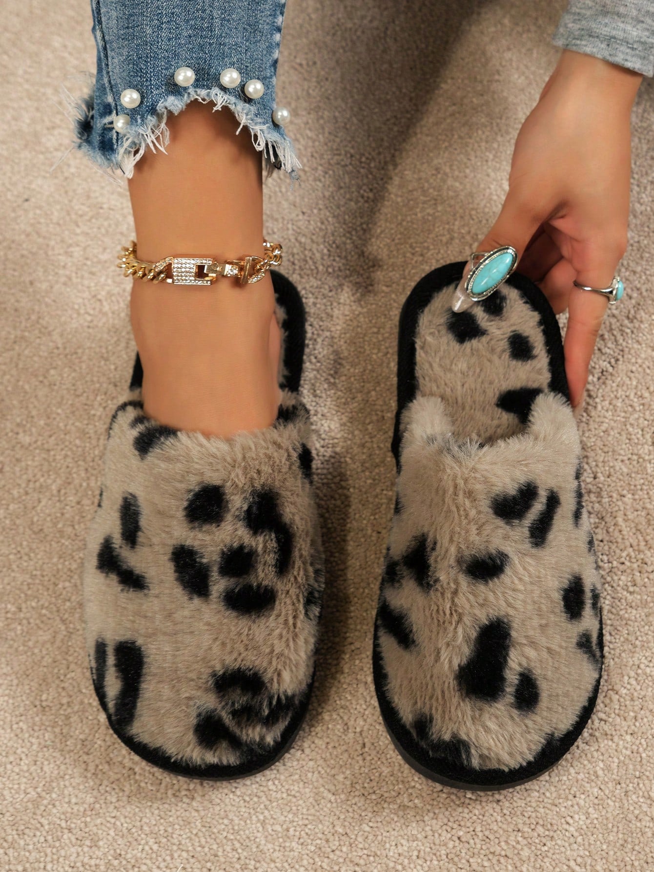 نعال منزلية للنساء والفتيات من القماش المخملي الأسود الناعم