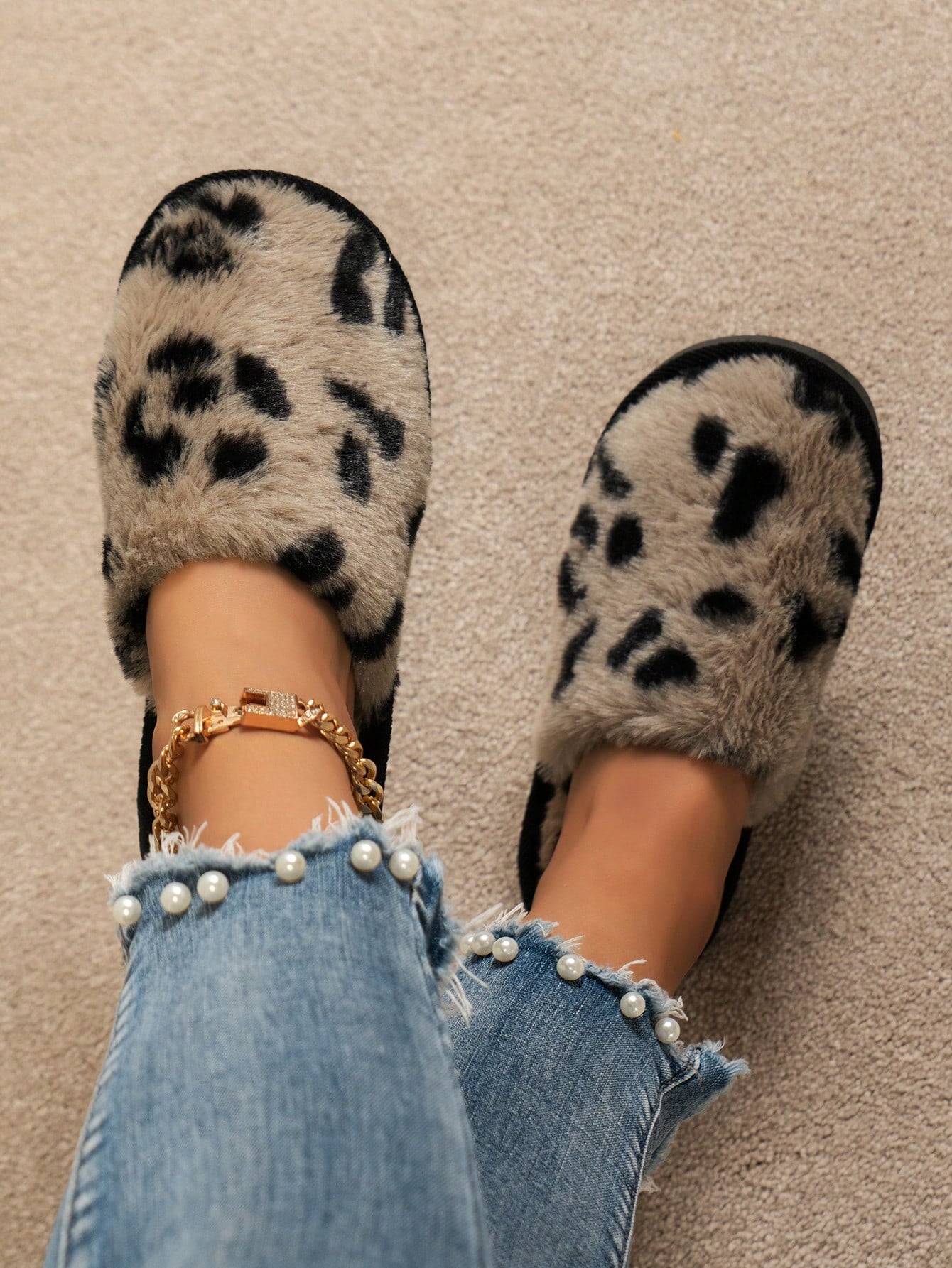 نعال منزلية للنساء والفتيات من القماش المخملي الأسود الناعم