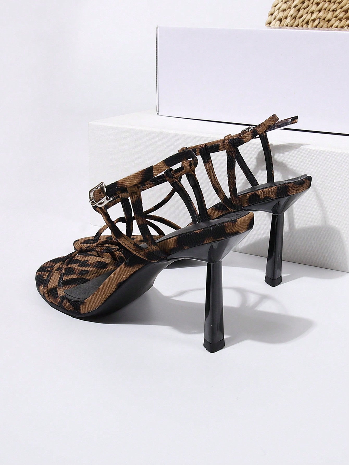 صنادل بكعب عالٍ بطبعة الفهد وإبزيم بشريط للكاحل ومقدمة مدببة، لملابس الكريسماس