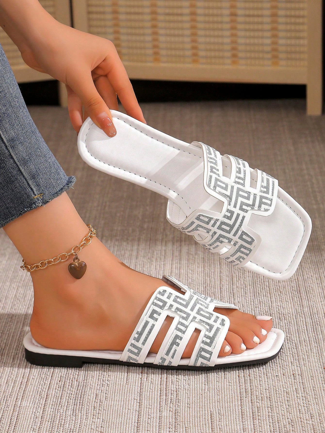 النعال الصيفية للنساء بأسلوب أوروبي وأمريكي ، نعال بتصميم قدم مربعة ذات شريط واحد ، بسيطة ، مانعة للانزلاق ، صنادل كبيرة الحجم عصرية للسيدات