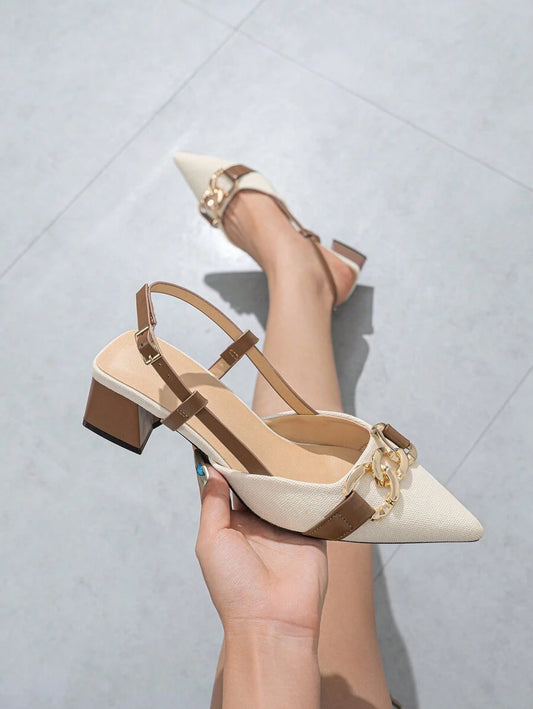 أحذية كعب سميك ذات لون أحادي وأصبع مدبب مغلق مع زخارف سلسلة للنساء