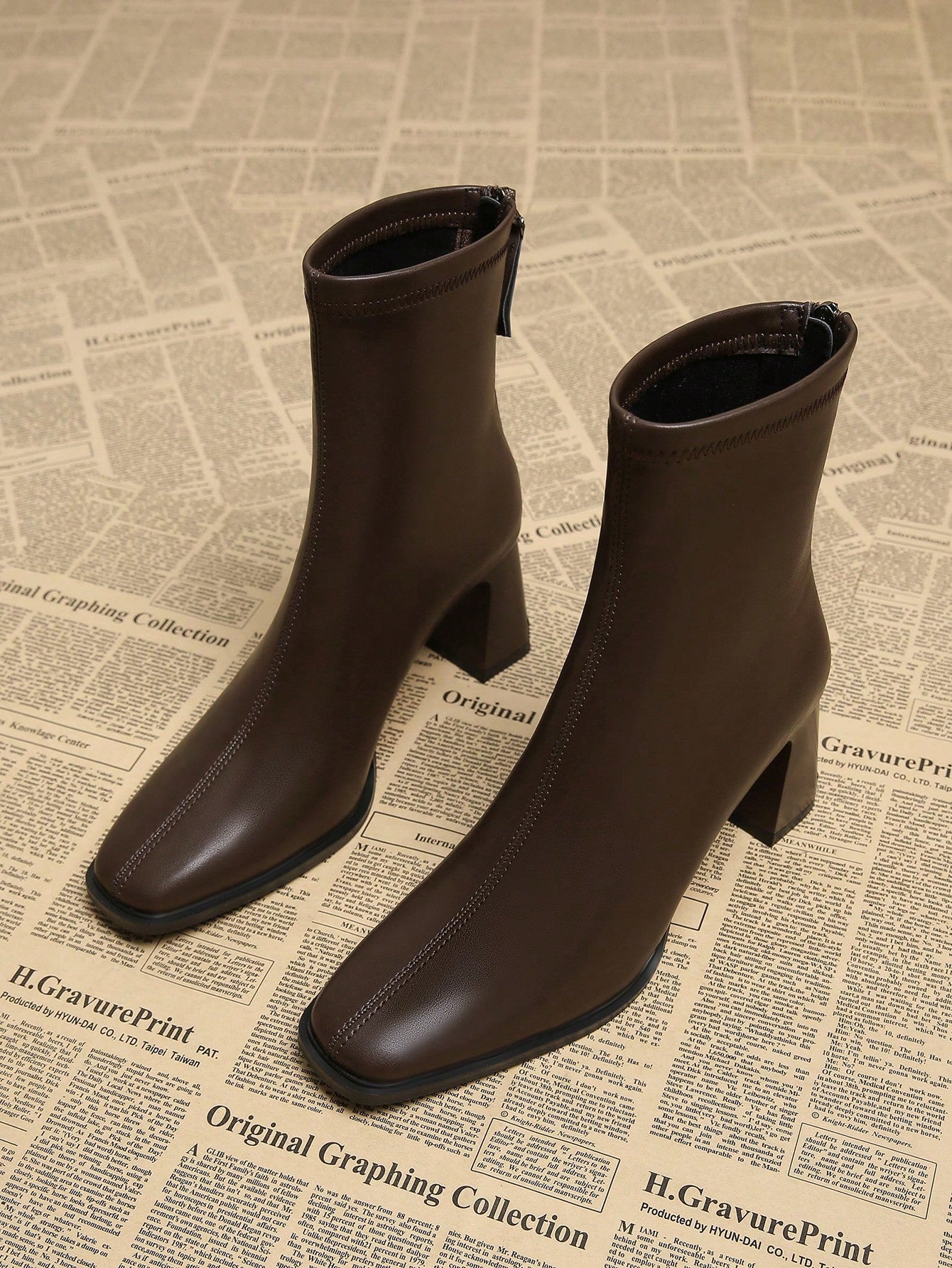 أحذية بوت كاحل وجوارب نسائية