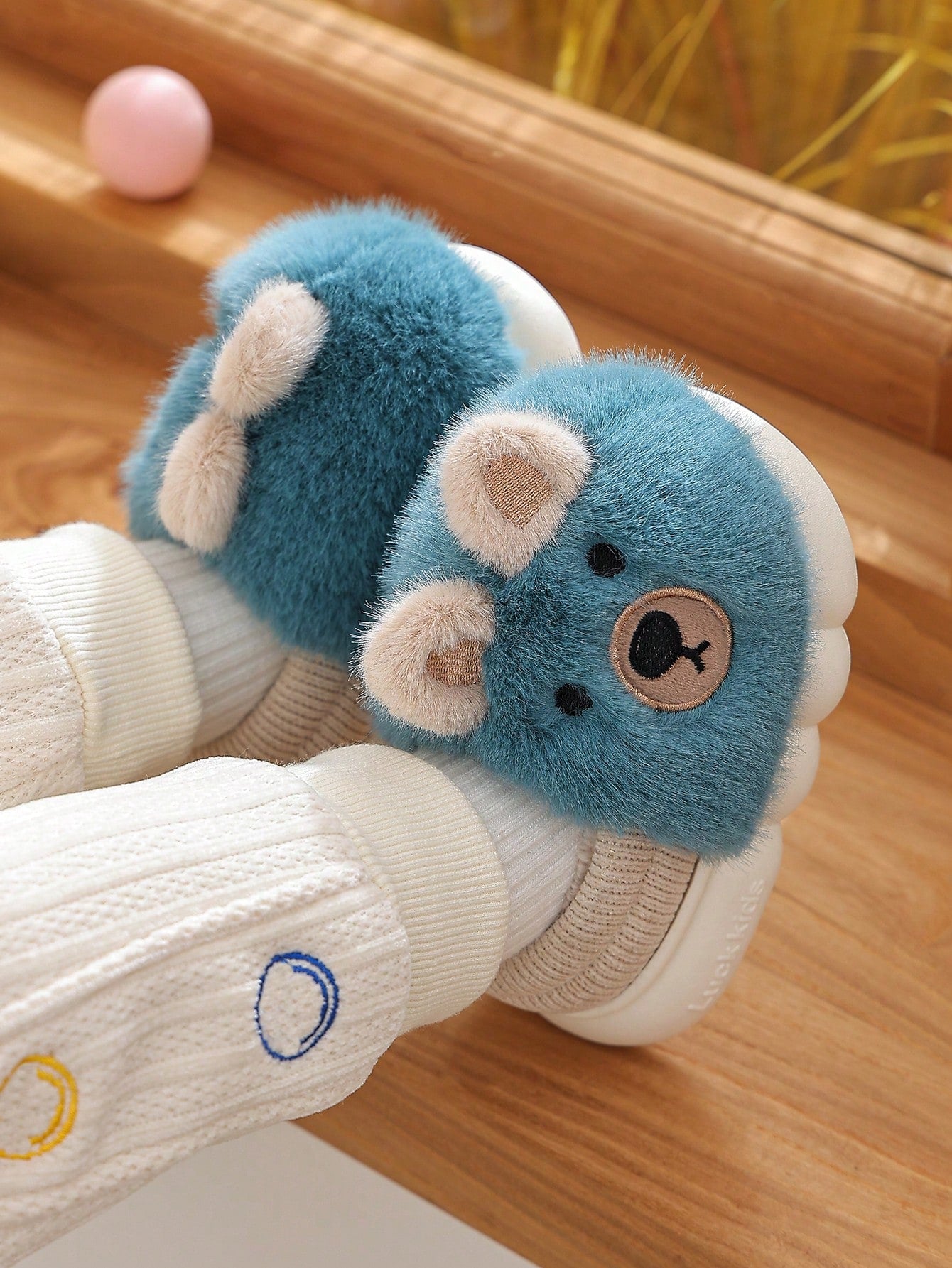 زوج واحد من الأحذية المسطحة الناعمة على شكل دب تيدي الطريف للأولاد ، مناسب للشتاء