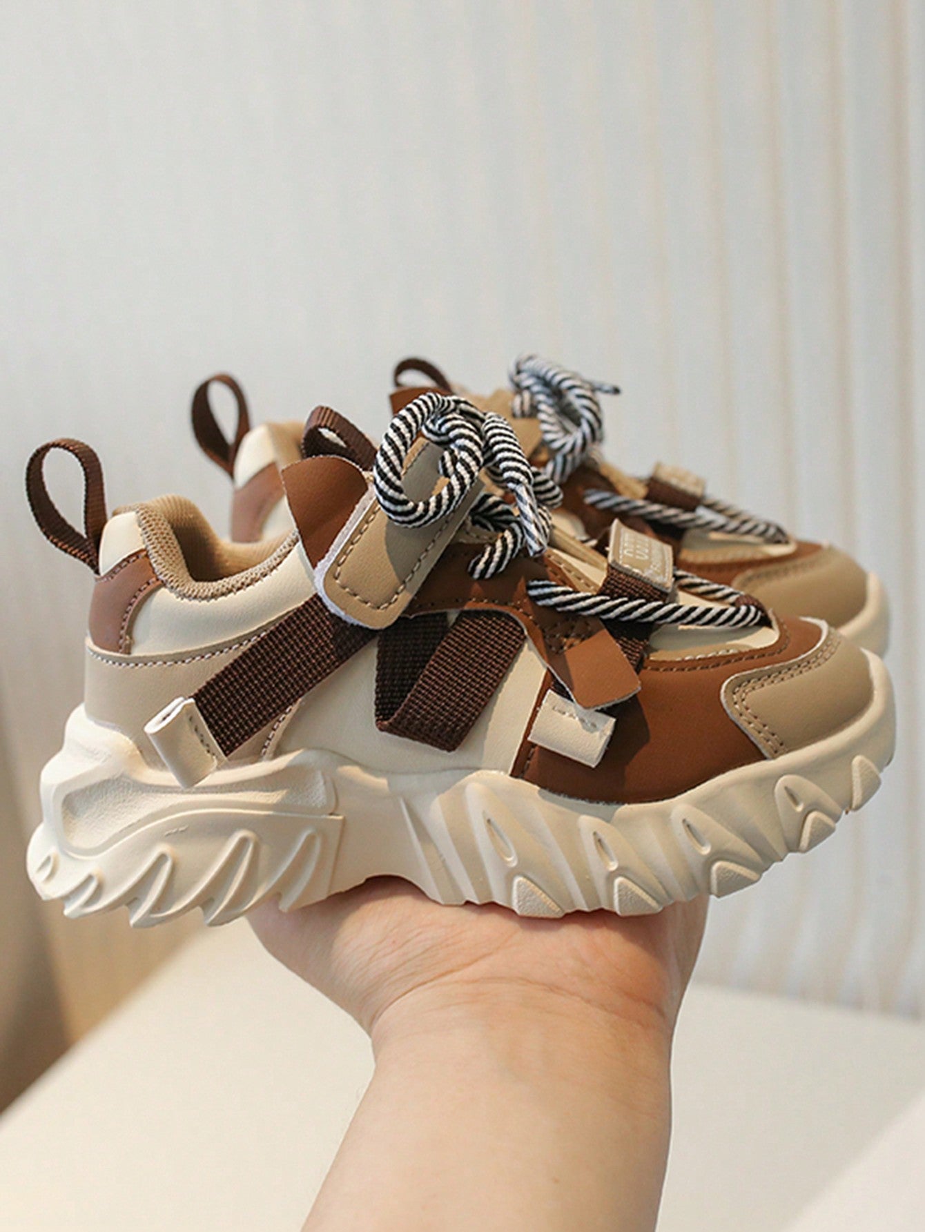 زوج واحد من أحذية رياضية للأطفال للبنين والبنات