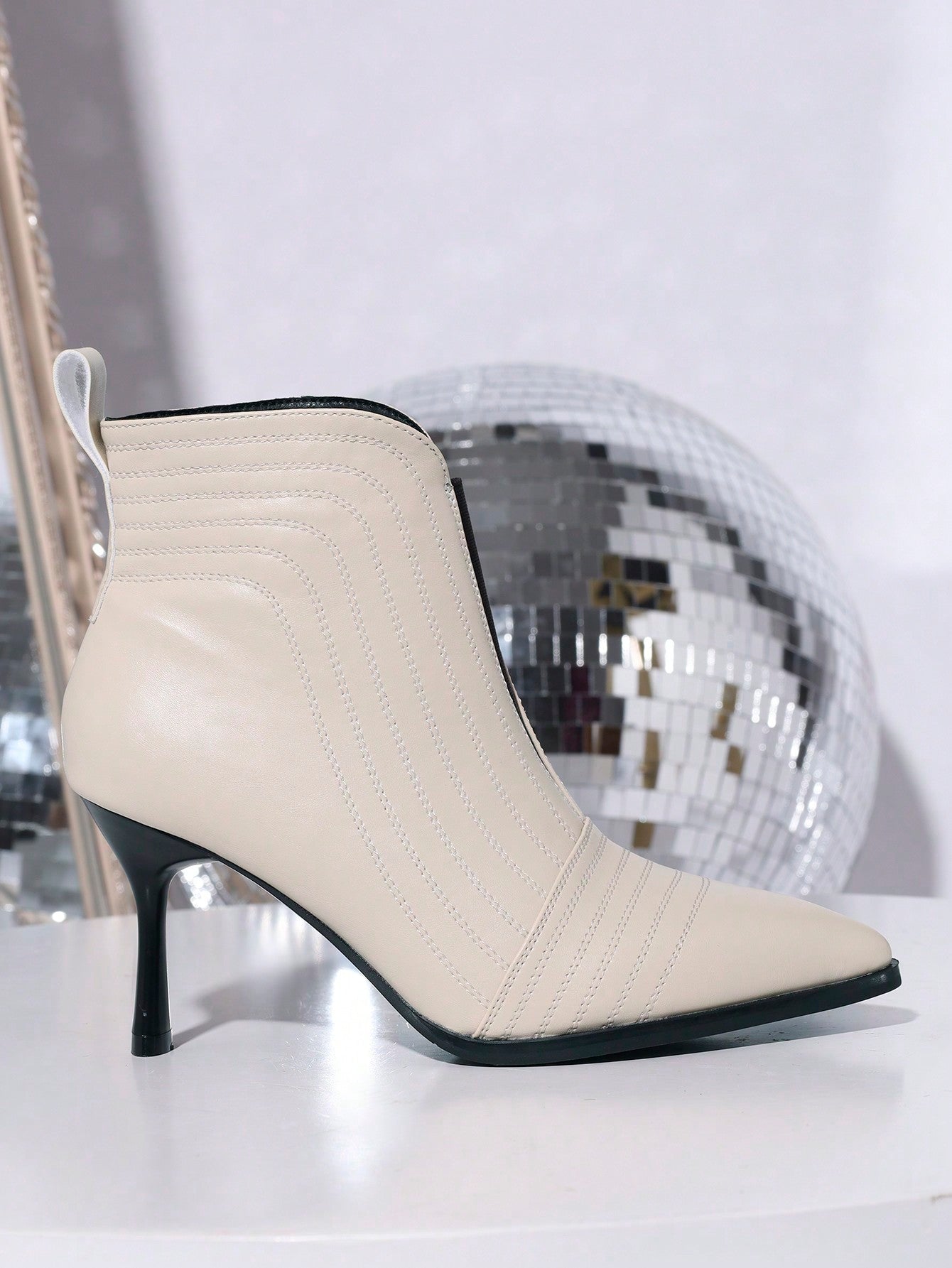 بوت كاحل نسائي أنيق برقبة عالية بنعل رفيع وسحاب جانبي