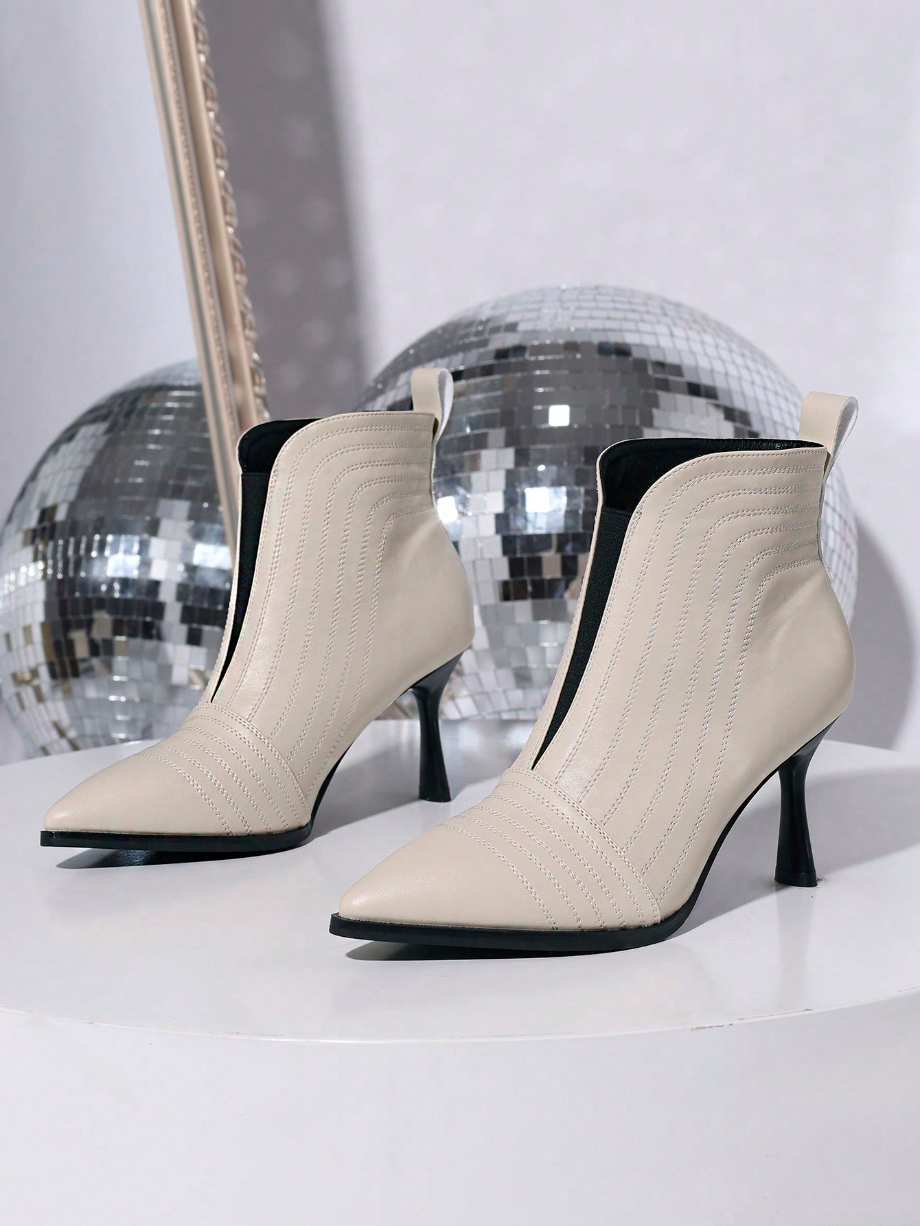 بوت كاحل نسائي أنيق برقبة عالية بنعل رفيع وسحاب جانبي