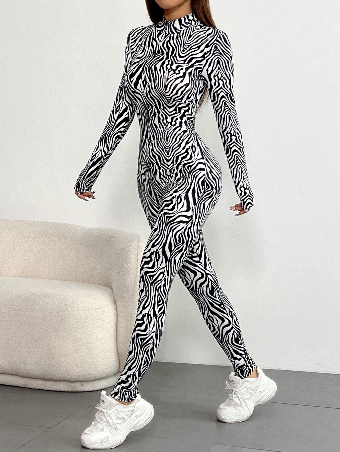 جمبسوت رقبة عالية بأكمام طويلة بنقشة الزيبرا موضة قطعة واحدة