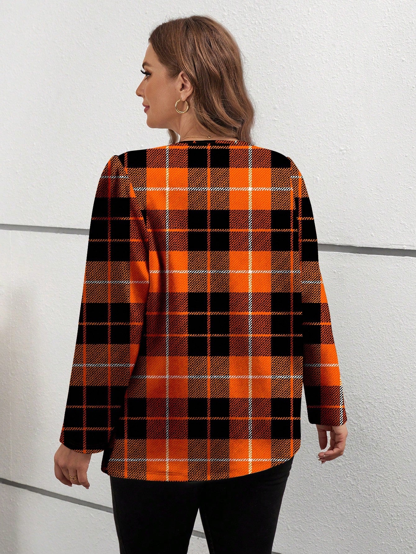 ملابس نسائية أنيقة وبسيطة منقوشة