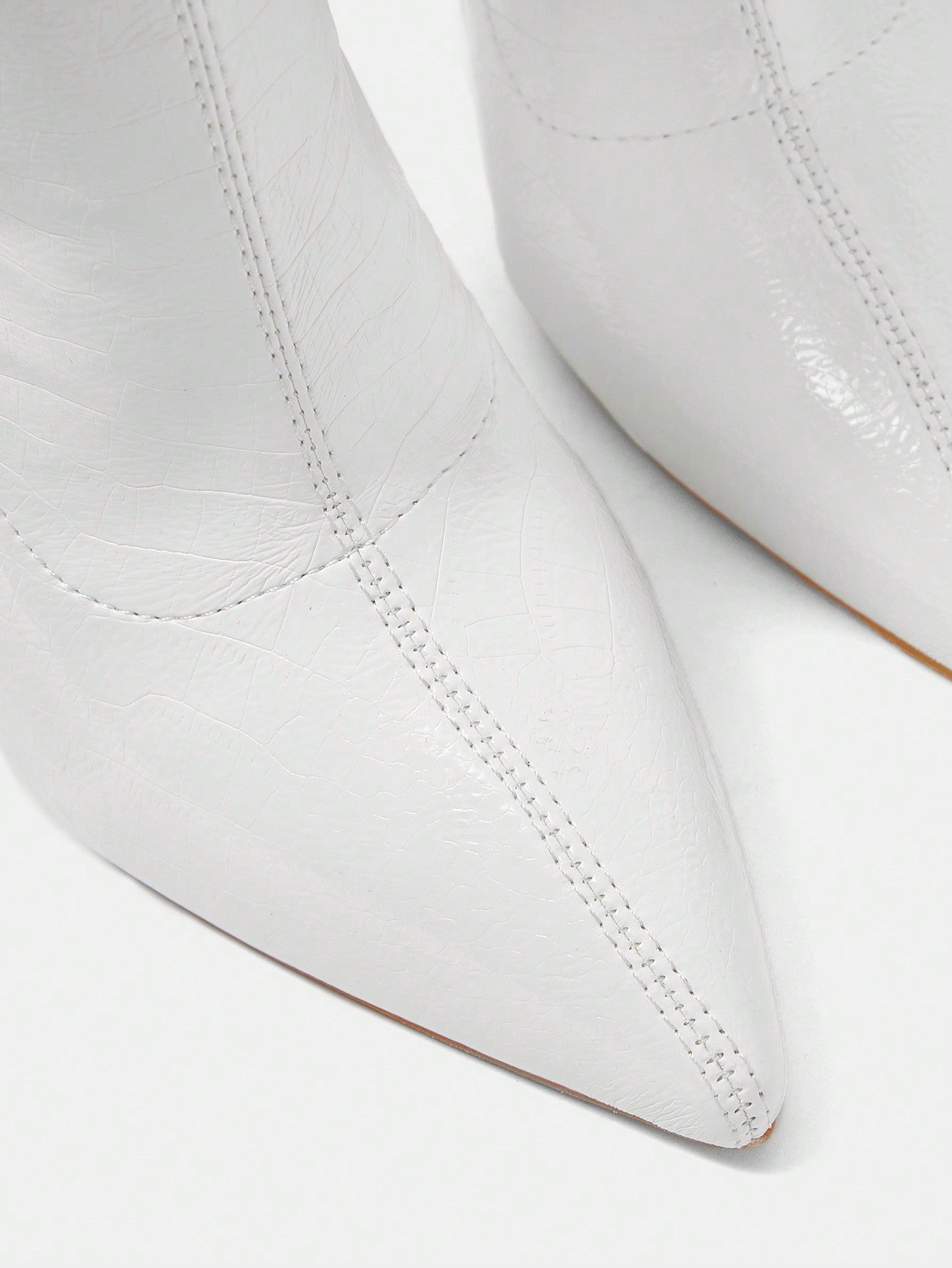 الأحذية الطويلة للنساء بكعب عالٍ مدبب الأصبع