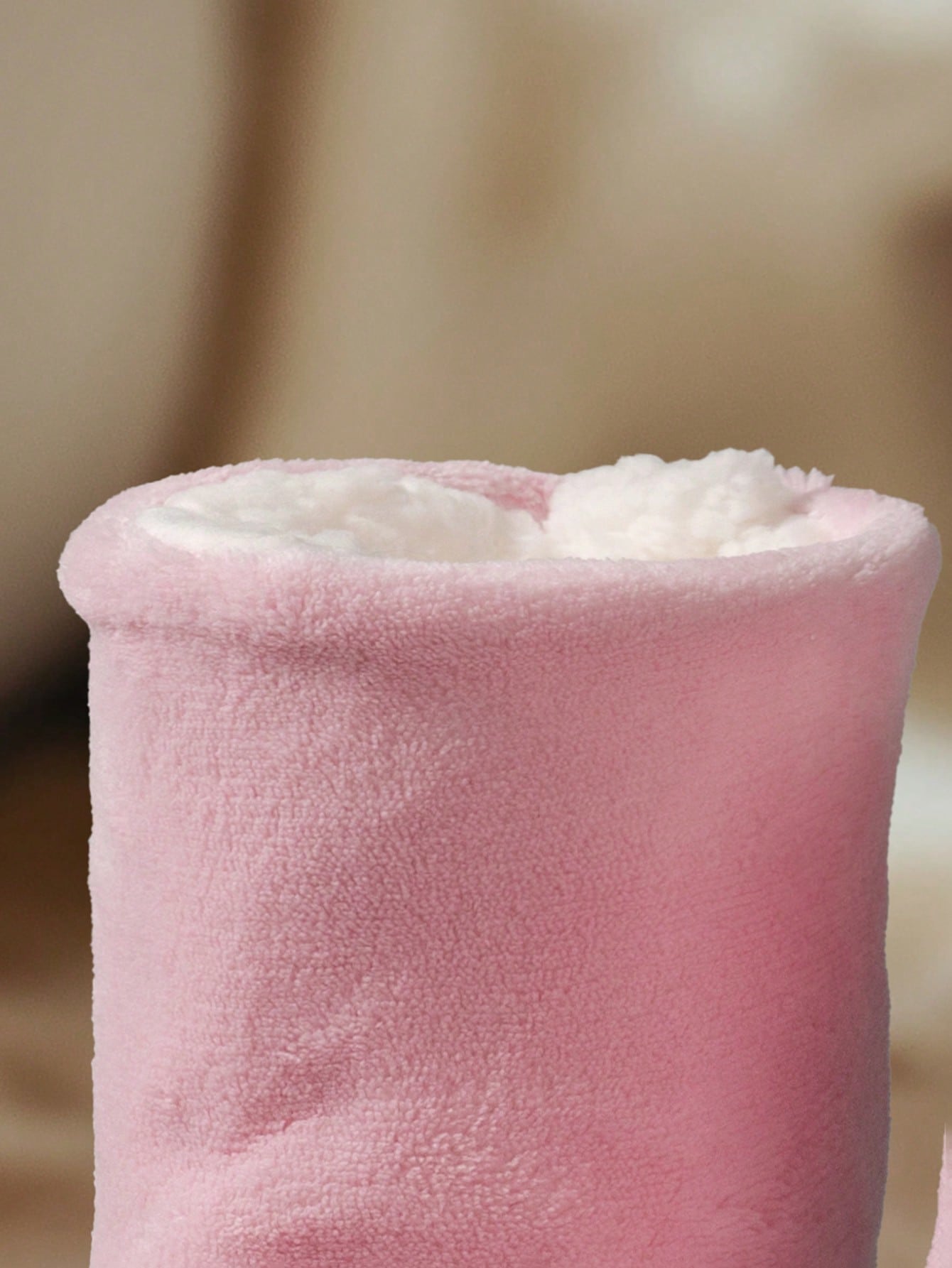 بوت قصيرة برقبة الكاحل الوردية مبطنة بالفرو السميك