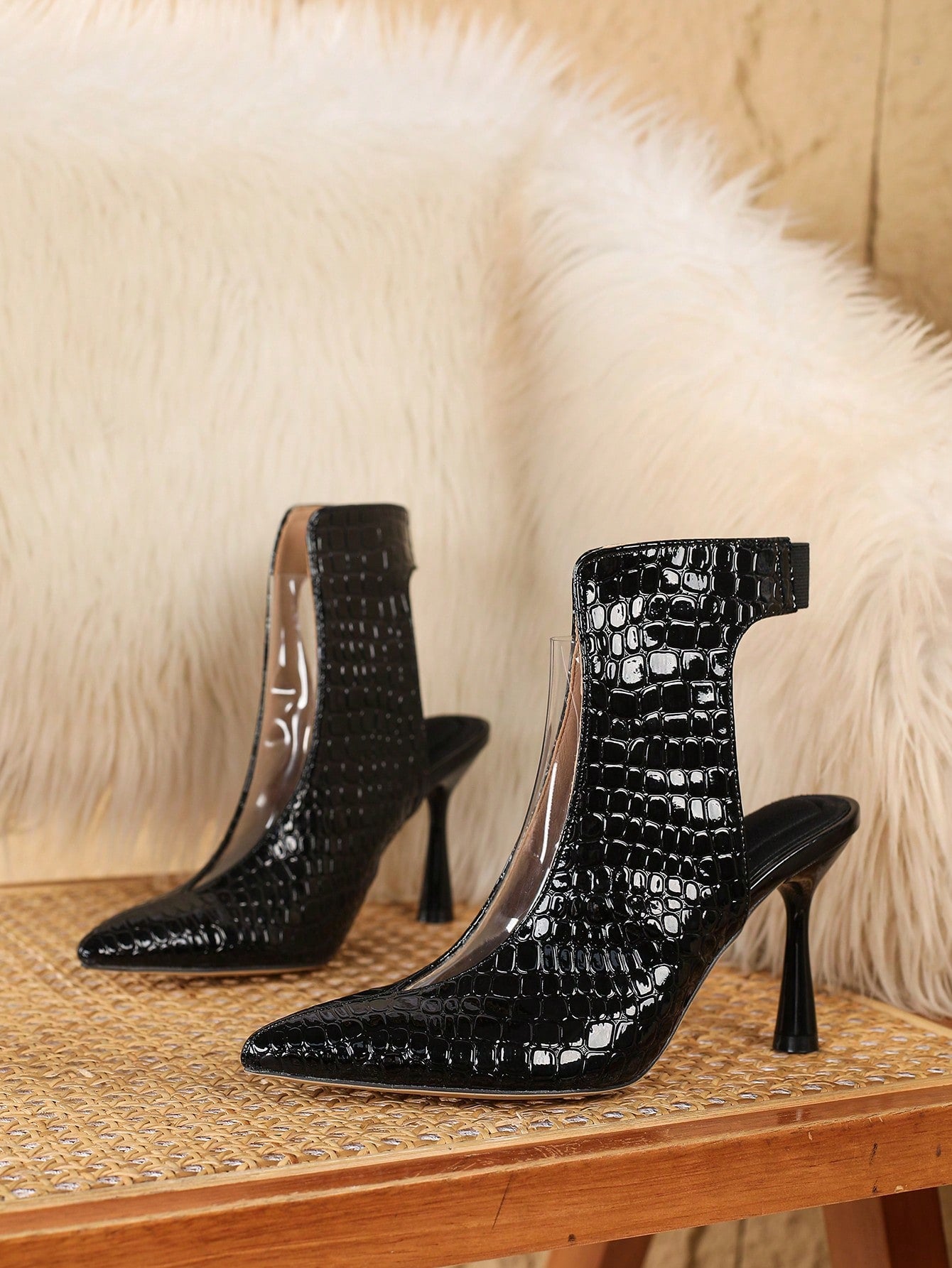 صنادل صيفية ذات كعب إبرة متطرف ذات طابع جذاب وجريء،