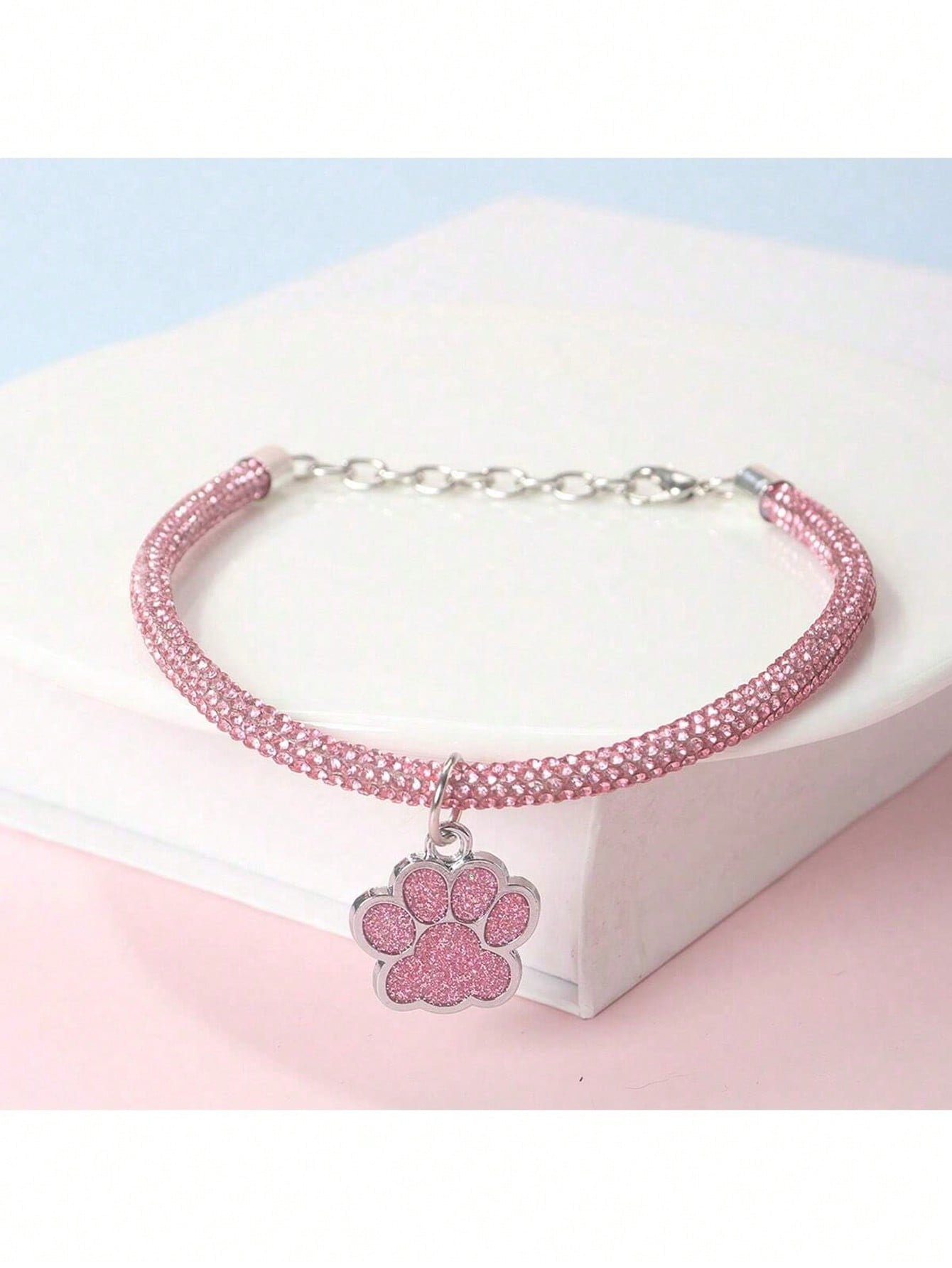 قلادة رقيقة جميلة بعلامات طبعات بصمات الحيوانات الأليفة على شكل قلب، مناسبة للكلاب والقطط الصغيرة في جميع المواسم