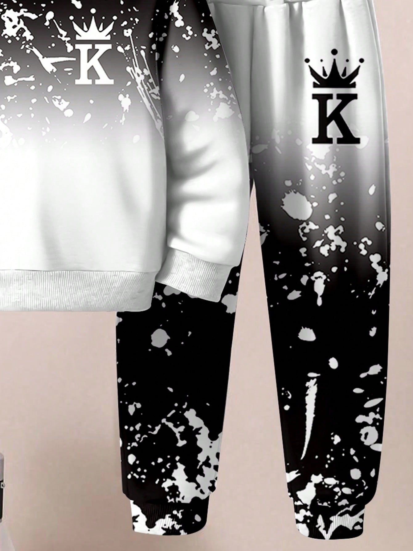 طقم هوديي وسروال من قطعتين لون فضفاض مطبوع عليه تاج وحرف للأولاد الصغار