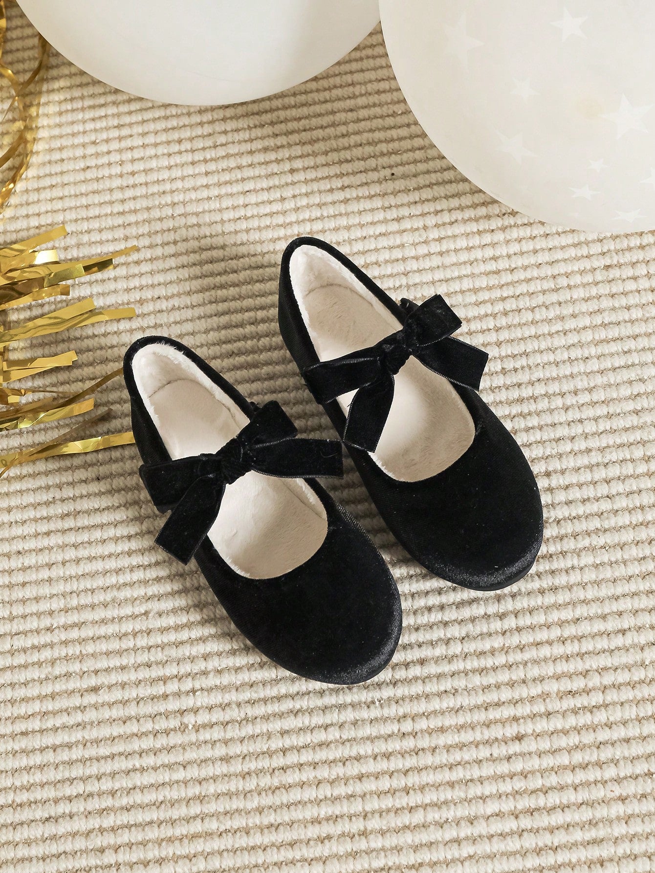 زوج واحد من أحذية المدرسة المسطحة للبنات بفيونكة