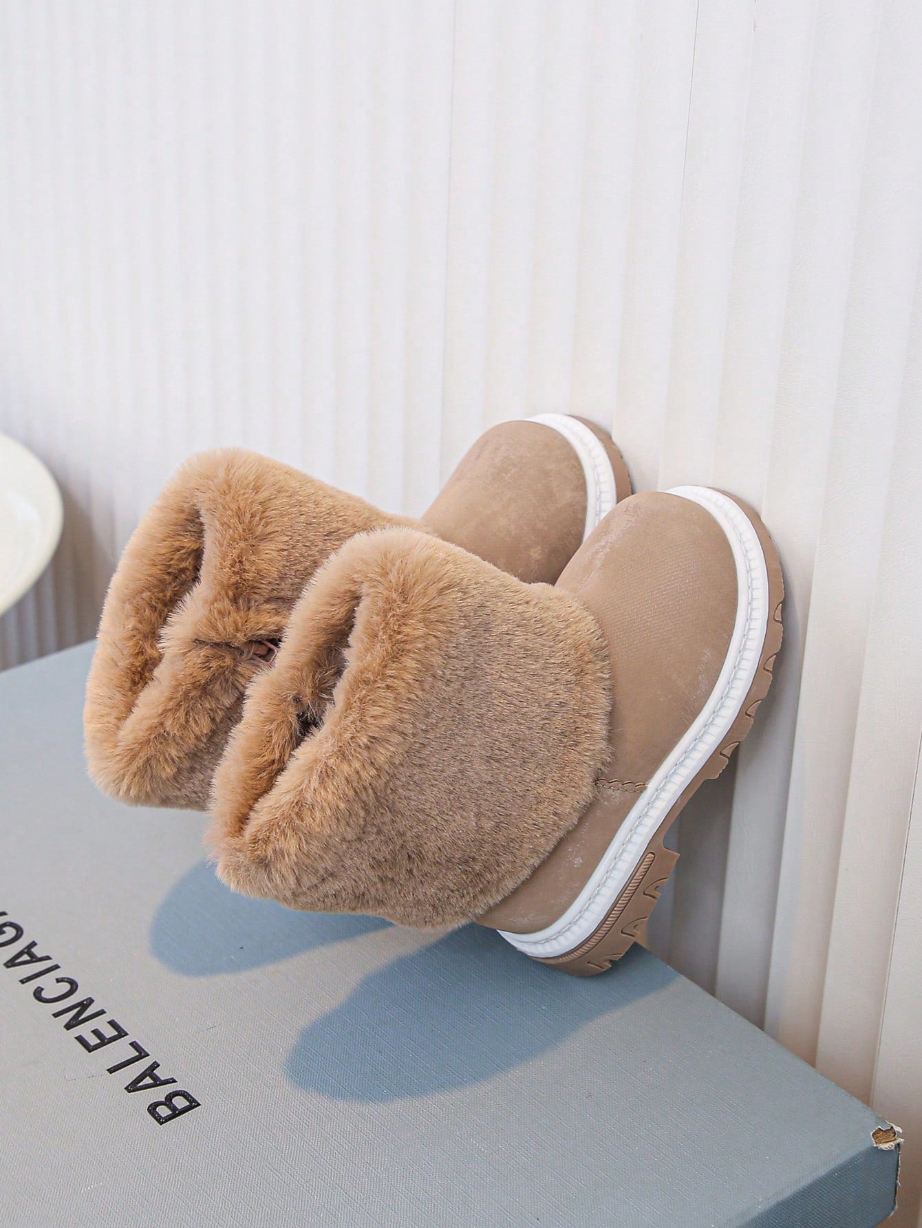 بوت ثلج مسطح ناعم دافئ فرو لفتيات الأطفال زوج واحد. مناسب للخروج اليومي في الثلج والارتداء في الخارج في فصلي الخريف والشتاء.