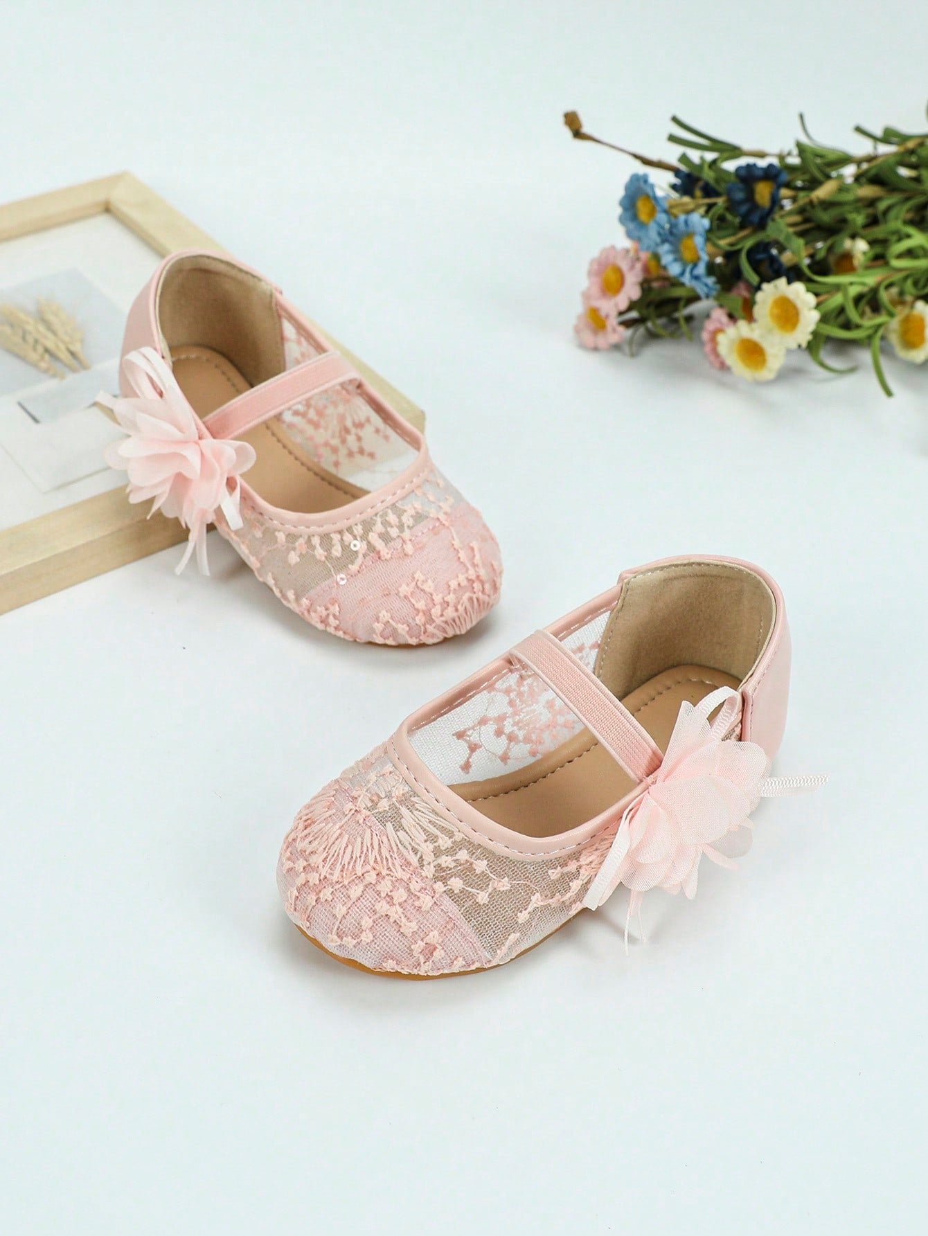 زوج واحد من أحذية الفتيات الرضع الجديدة في الخريف القابلة للتنفس والمريحة ذات الدانتيل المسطح ، أحذية المشي للرضع ، أحذية خارجية مسطحة أنيقة للطالبات