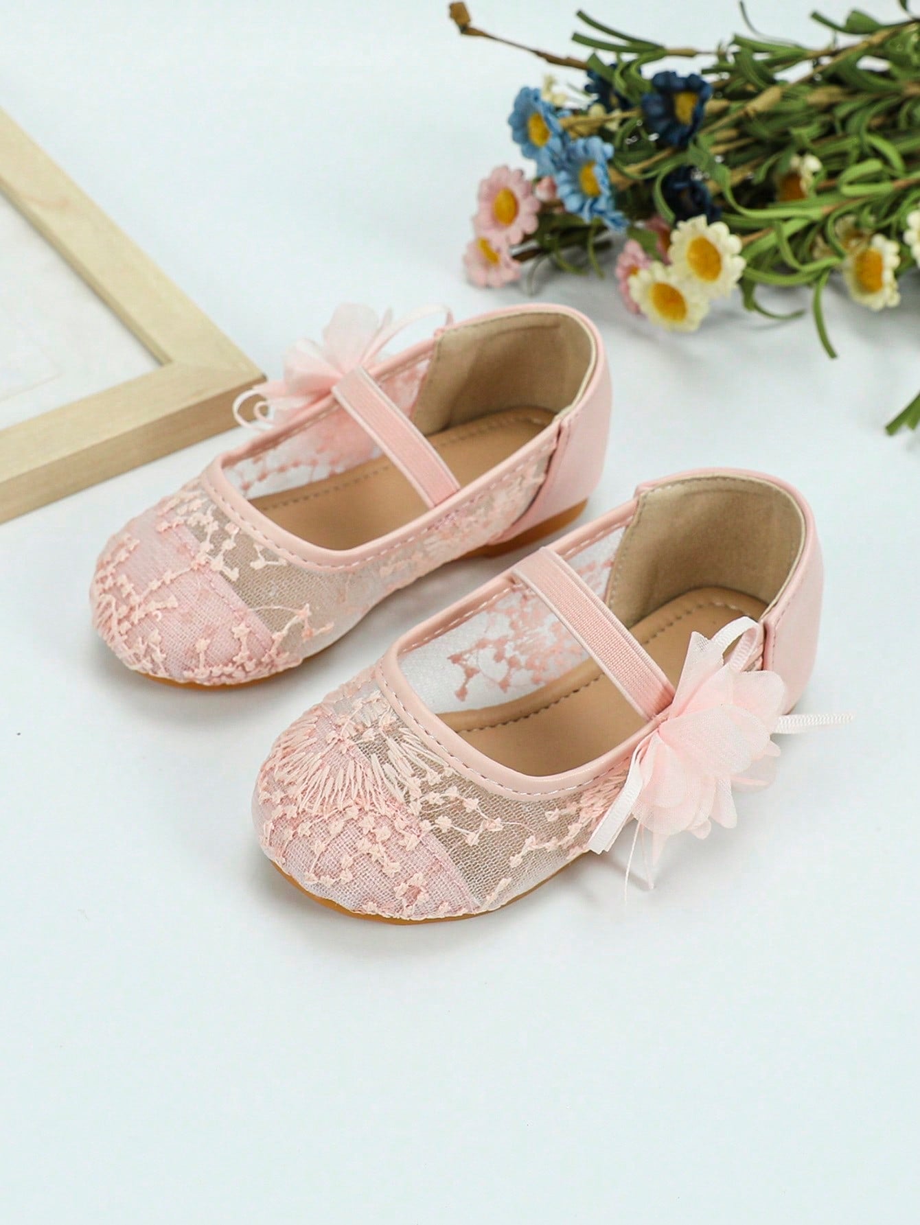 زوج واحد من أحذية الفتيات الرضع الجديدة في الخريف القابلة للتنفس والمريحة ذات الدانتيل المسطح ، أحذية المشي للرضع ، أحذية خارجية مسطحة أنيقة للطالبات