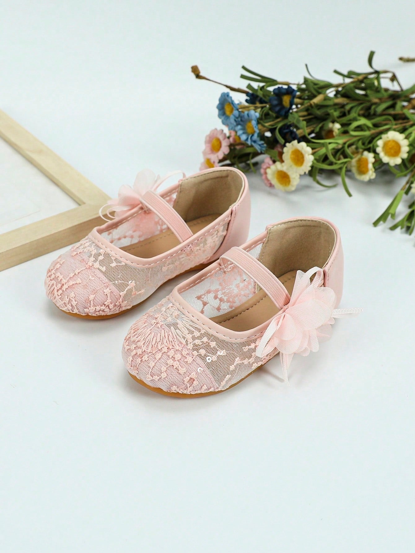 زوج واحد من أحذية الفتيات الرضع الجديدة في الخريف القابلة للتنفس والمريحة ذات الدانتيل المسطح ، أحذية المشي للرضع ، أحذية خارجية مسطحة أنيقة للطالبات