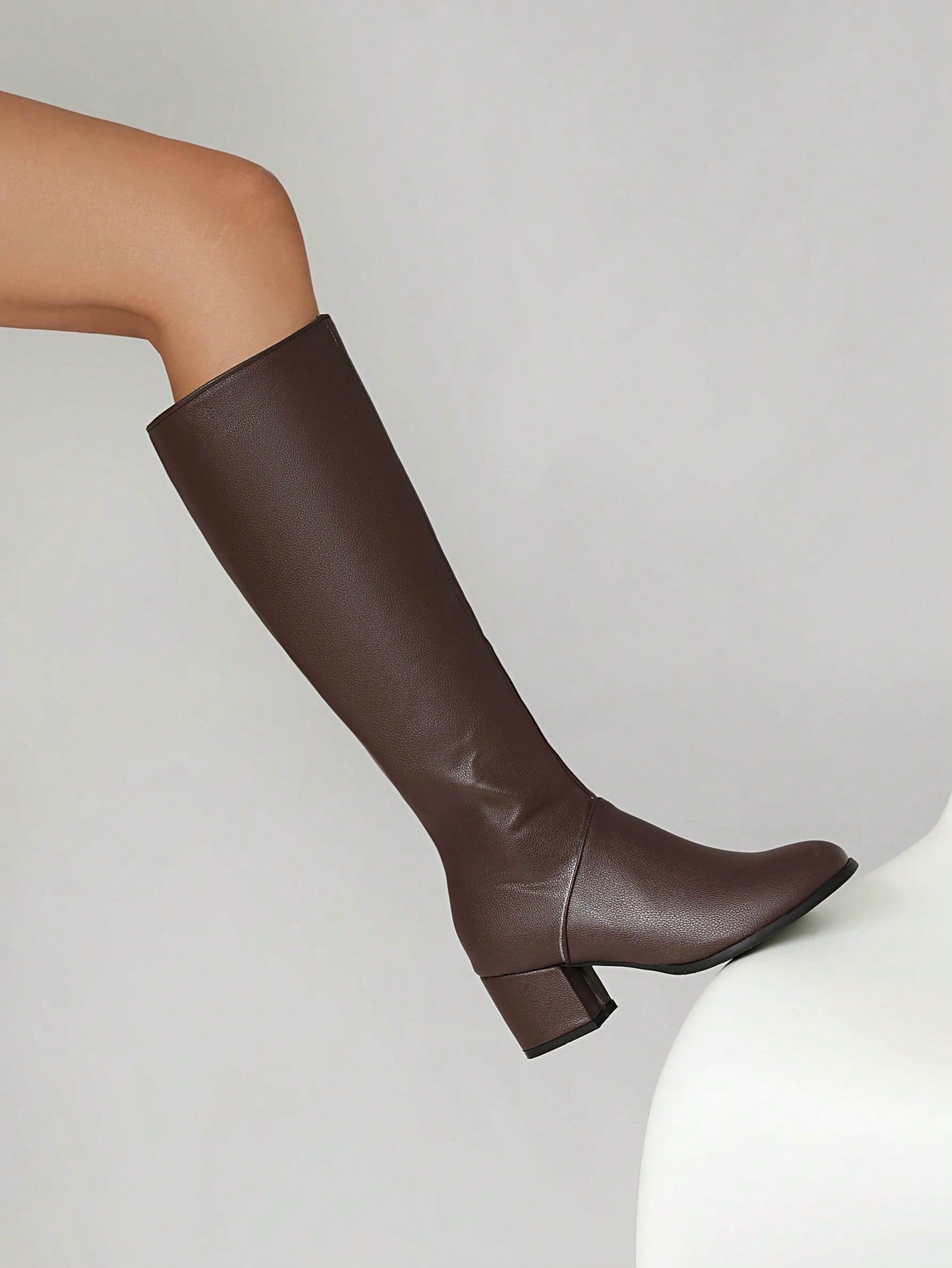 زوج من الأحذية النسائية مريحة ذات كعب متوسط سميك ومقدمة دائرية بسحاب جانبي من الجلد