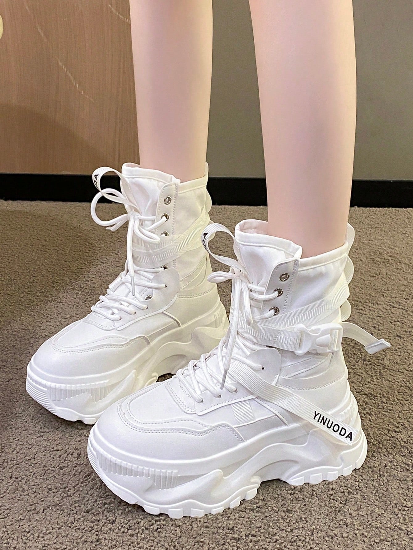 بوت نسائي حتى منتصف الساق مع ربطات دانتيل وسُمك في الأوقدة مزوَّد بنعل مضاد للانزلاق، بوت أميرية ذات رؤوس مستديرة ولها طابع الشارع، جلد أبيض، موسم الخريف/الشتاء