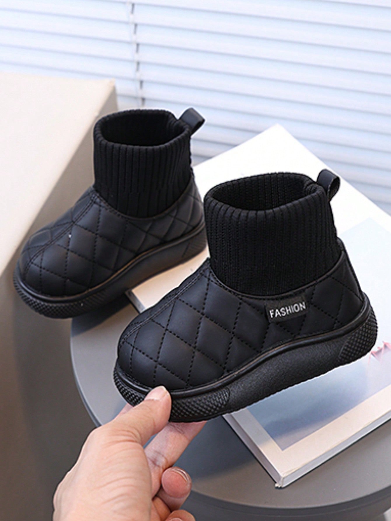 زوج من بوت الثلج السميكة الدافئة وذات القاعدة المضادة للانزلاق للأطفال البنات