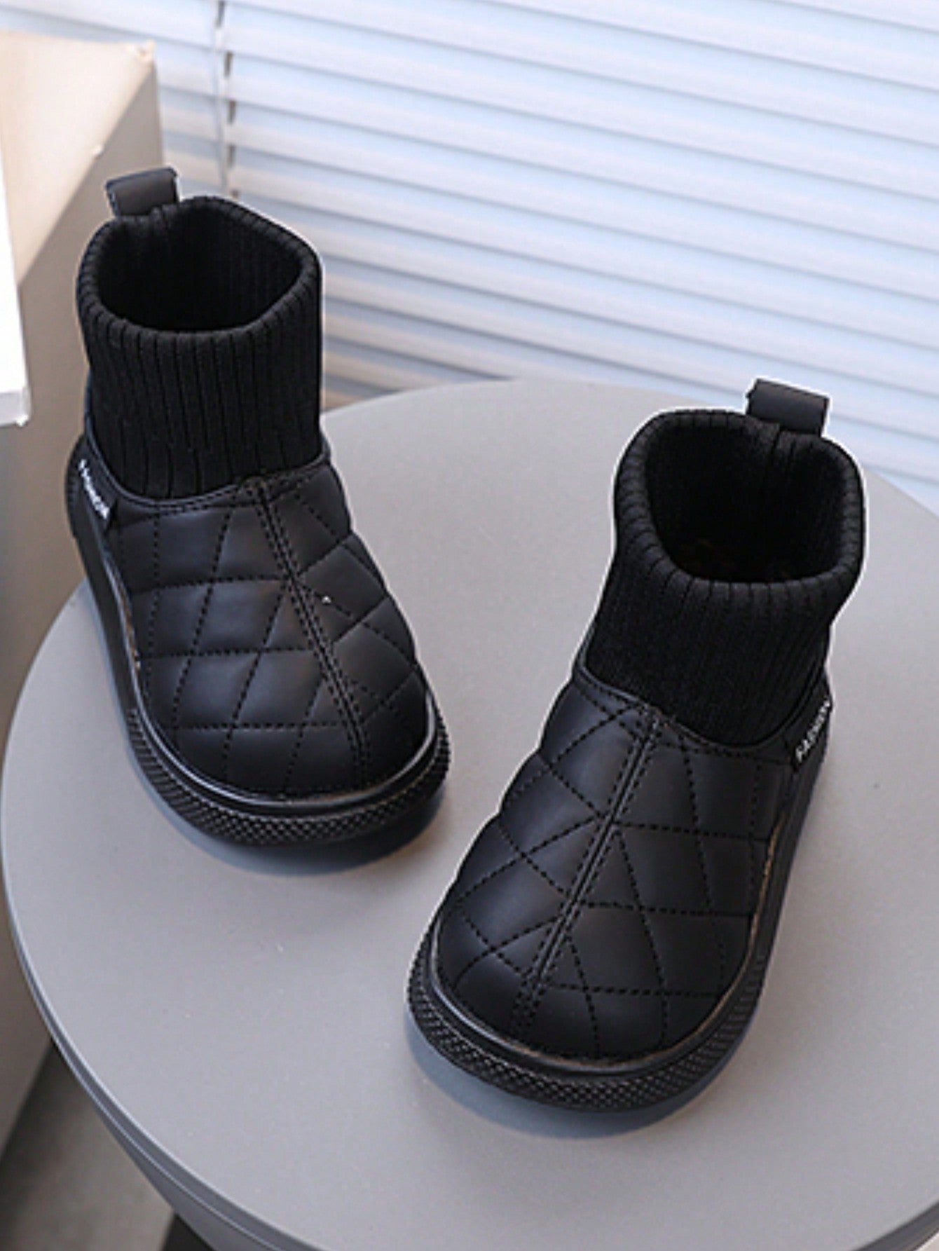 زوج من بوت الثلج السميكة الدافئة وذات القاعدة المضادة للانزلاق للأطفال البنات