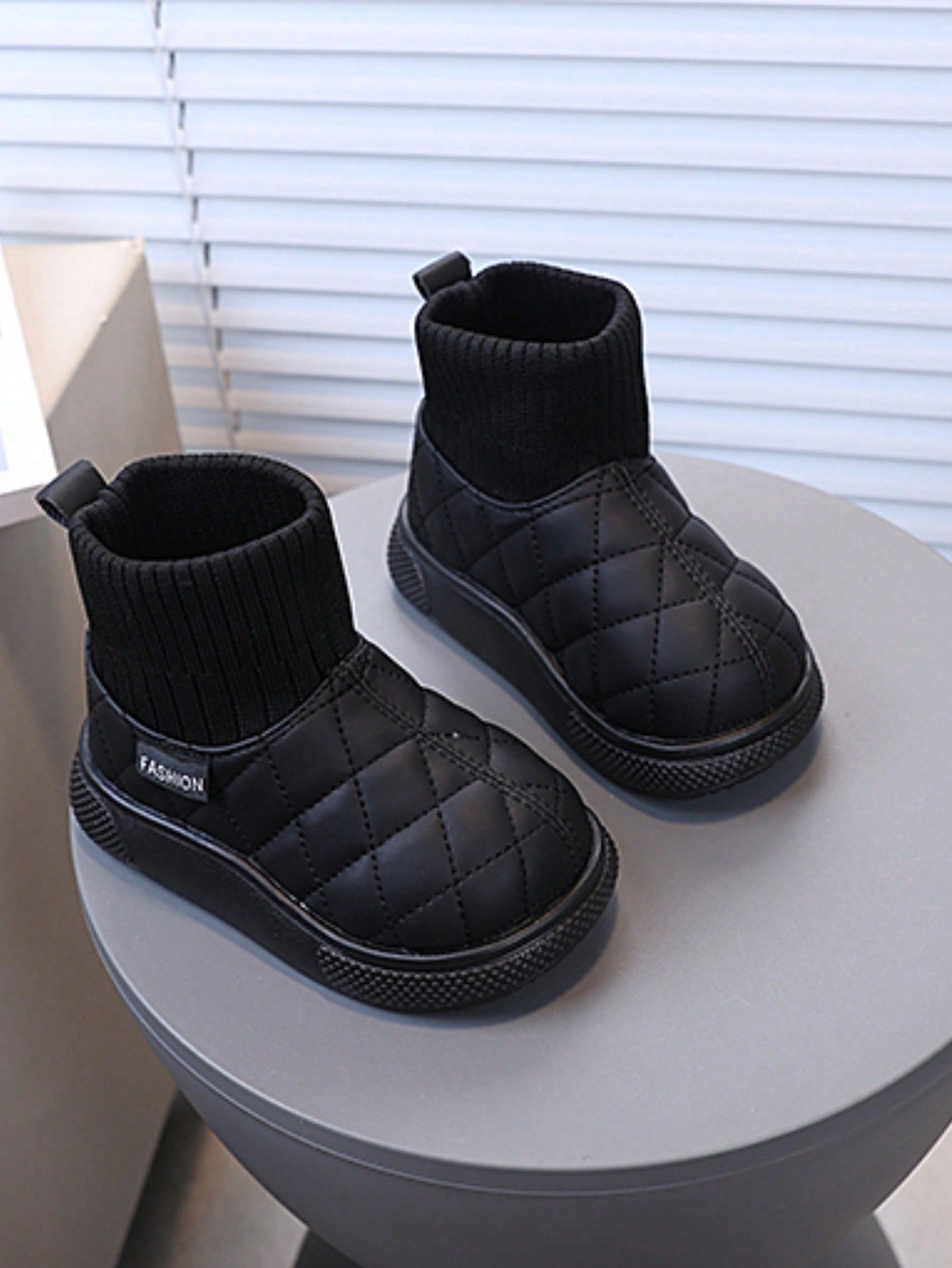 زوج من بوت الثلج السميكة الدافئة وذات القاعدة المضادة للانزلاق للأطفال البنات