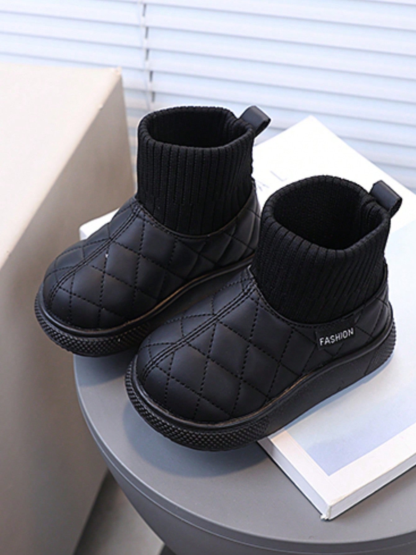 زوج من بوت الثلج السميكة الدافئة وذات القاعدة المضادة للانزلاق للأطفال البنات