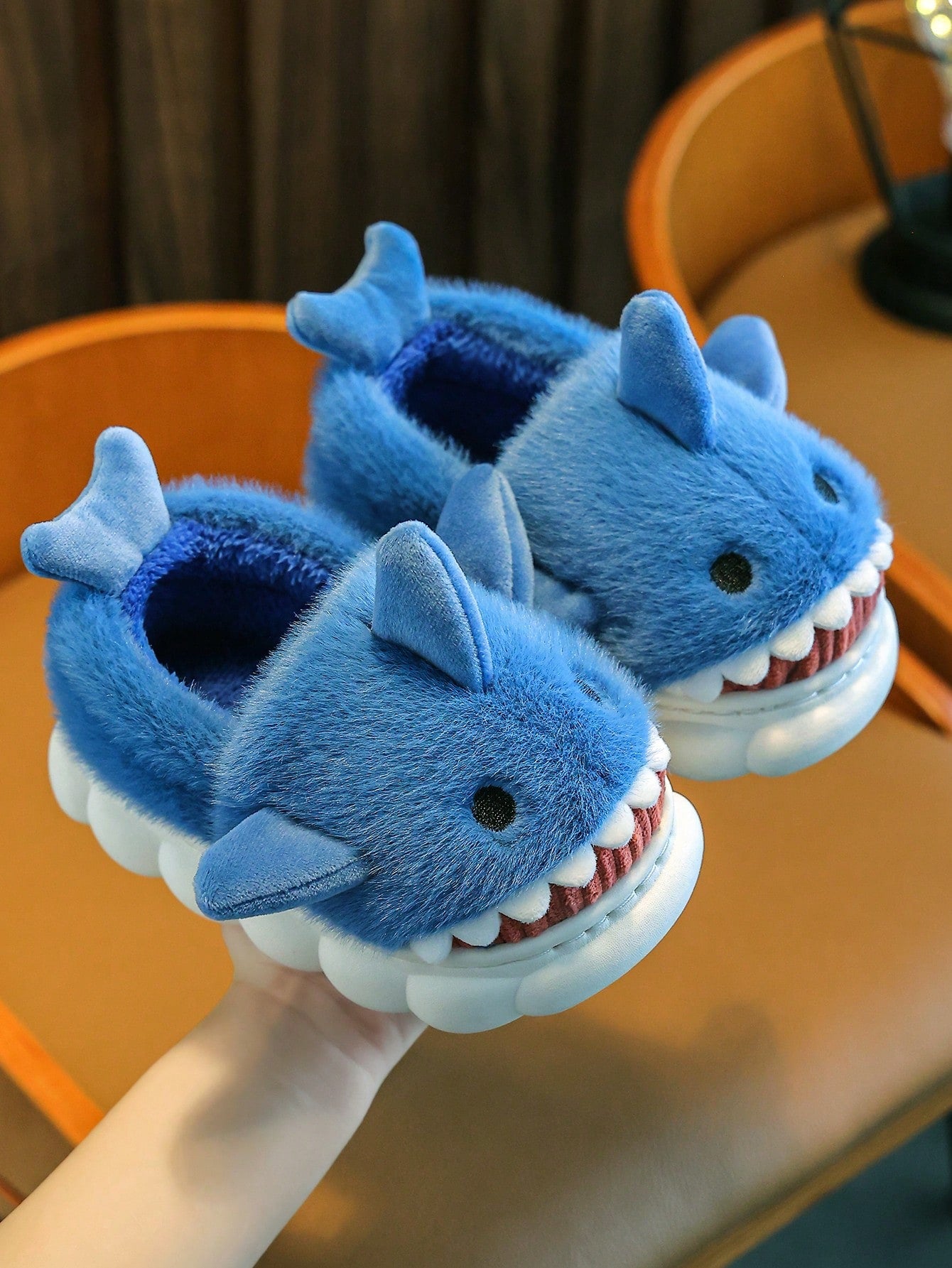 زوج نعال وشبشب فرو قطيفة بشكل سمكة قرش جميلة للأولاد، مناسبة للاستخدام في الشتاء