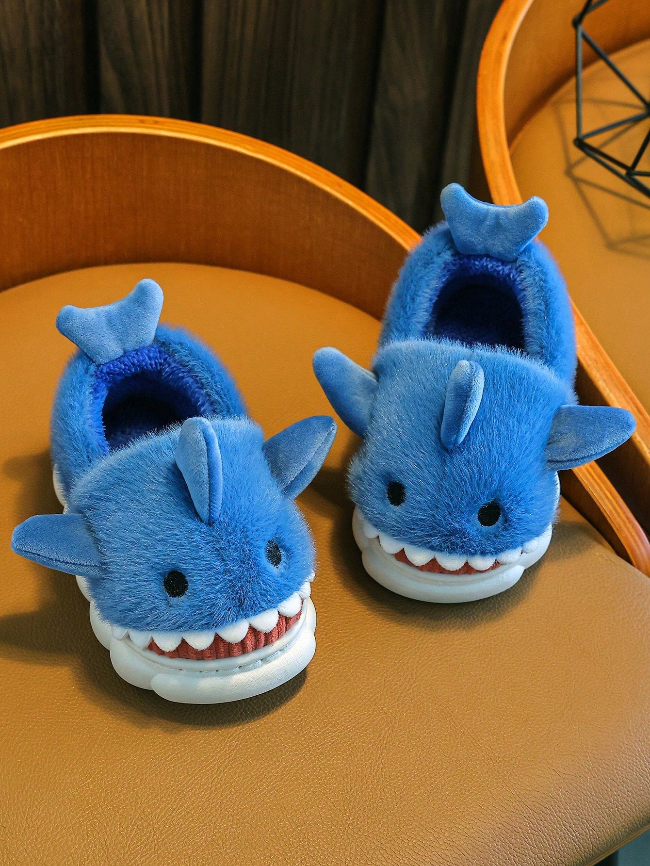 زوج نعال وشبشب فرو قطيفة بشكل سمكة قرش جميلة للأولاد، مناسبة للاستخدام في الشتاء