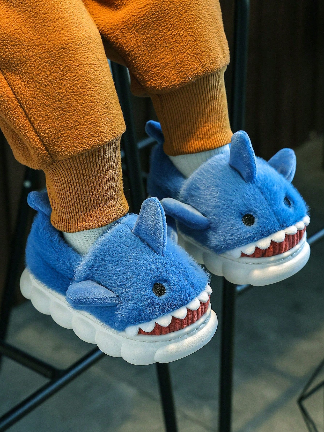 زوج نعال وشبشب فرو قطيفة بشكل سمكة قرش جميلة للأولاد، مناسبة للاستخدام في الشتاء