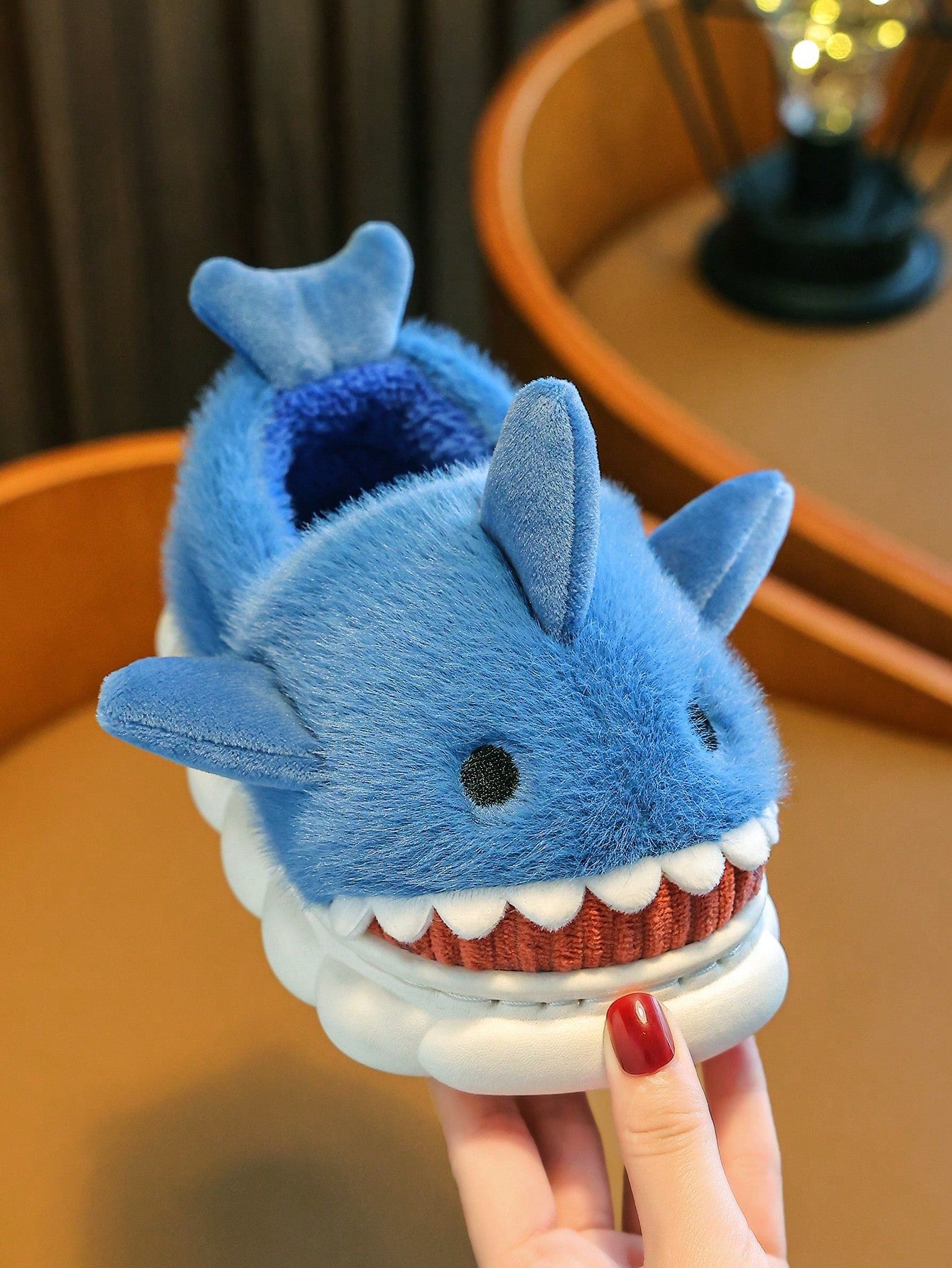 زوج نعال وشبشب فرو قطيفة بشكل سمكة قرش جميلة للأولاد، مناسبة للاستخدام في الشتاء